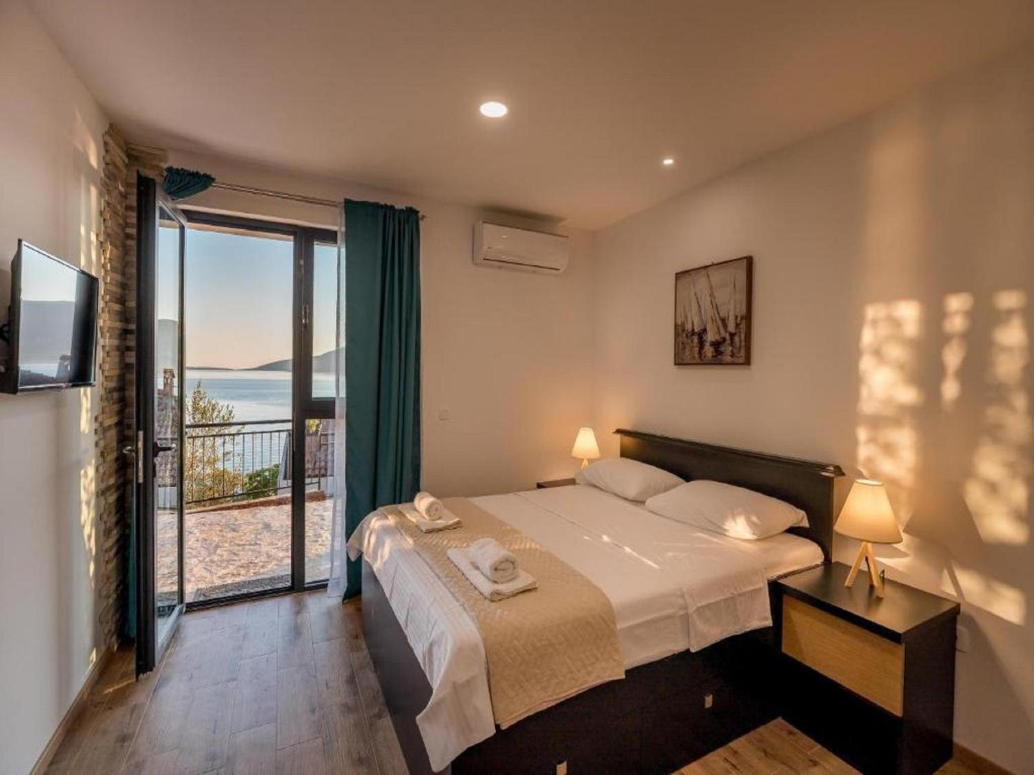 Deluxe Apartment with Sea View (2+2)