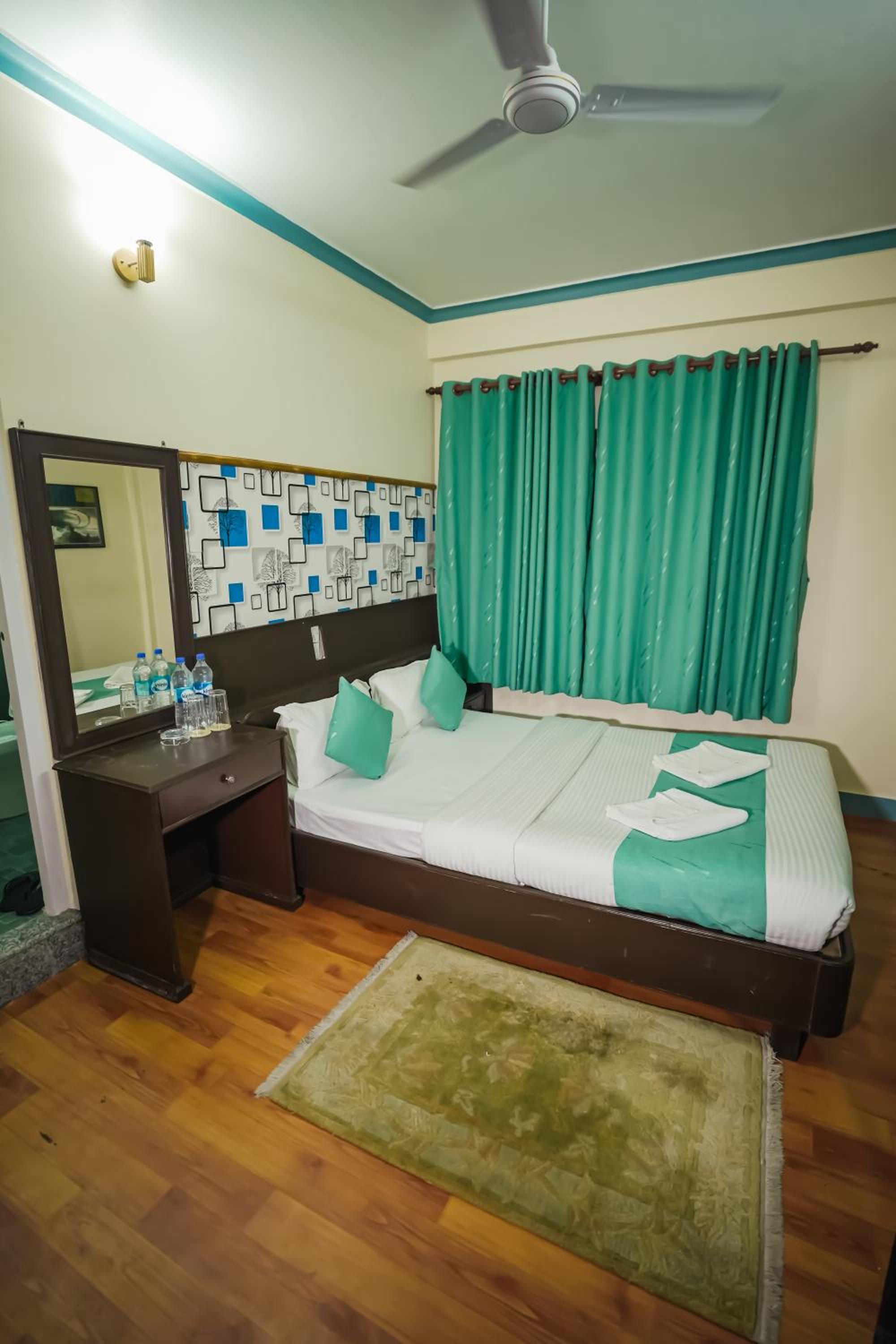 Standard Double or Twin Room - Photo 9