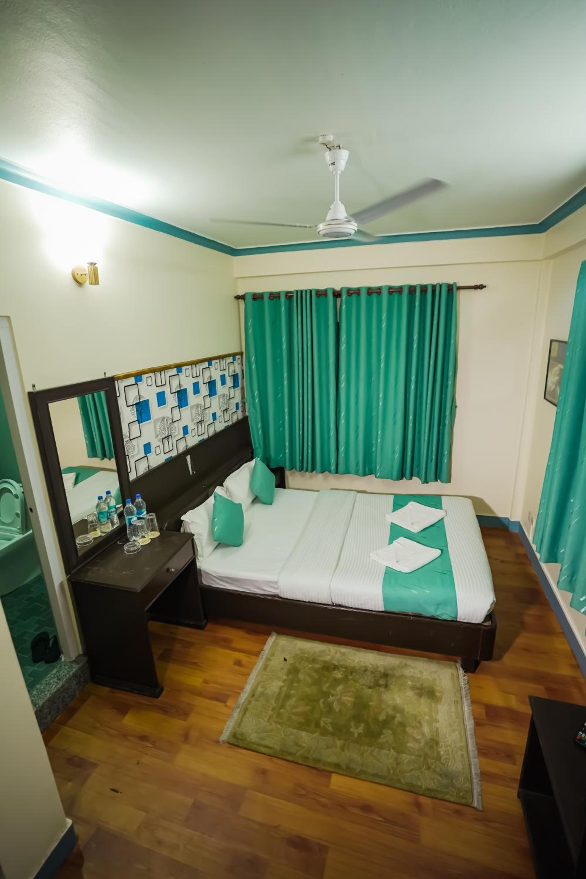 Standard Double or Twin Room - Photo 11