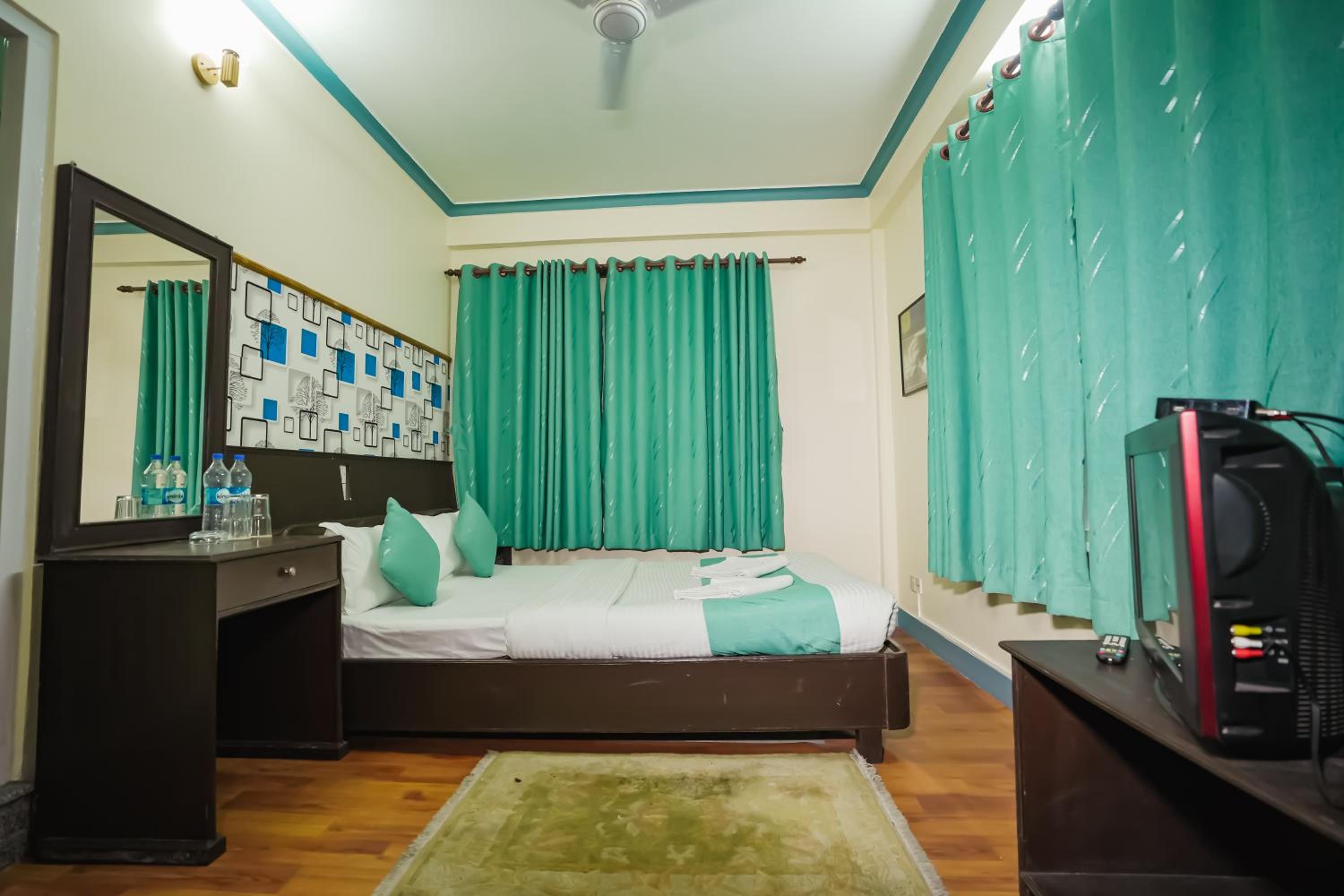 Standard Double or Twin Room - Photo 10