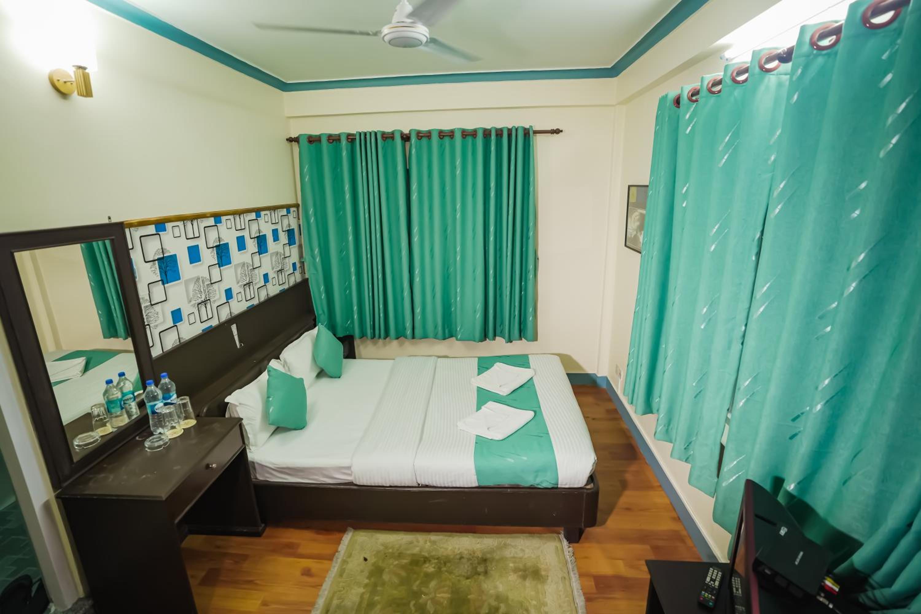 Standard Double or Twin Room - Photo 8
