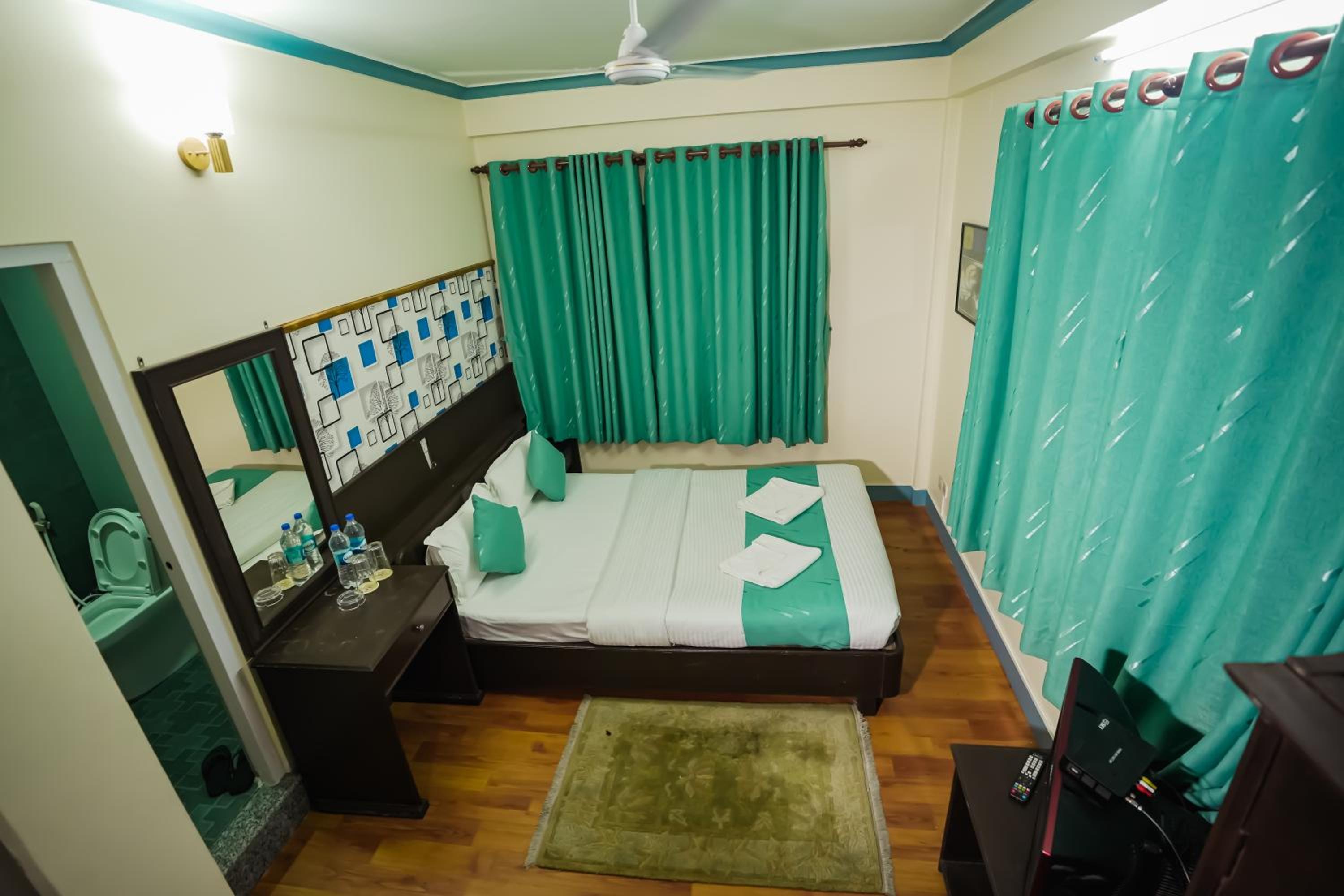 Standard Double or Twin Room - Photo 6