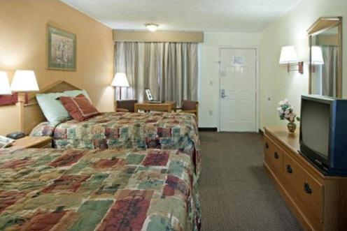 Standard Queen Room with Two Queen Beds - Smoking photo 3