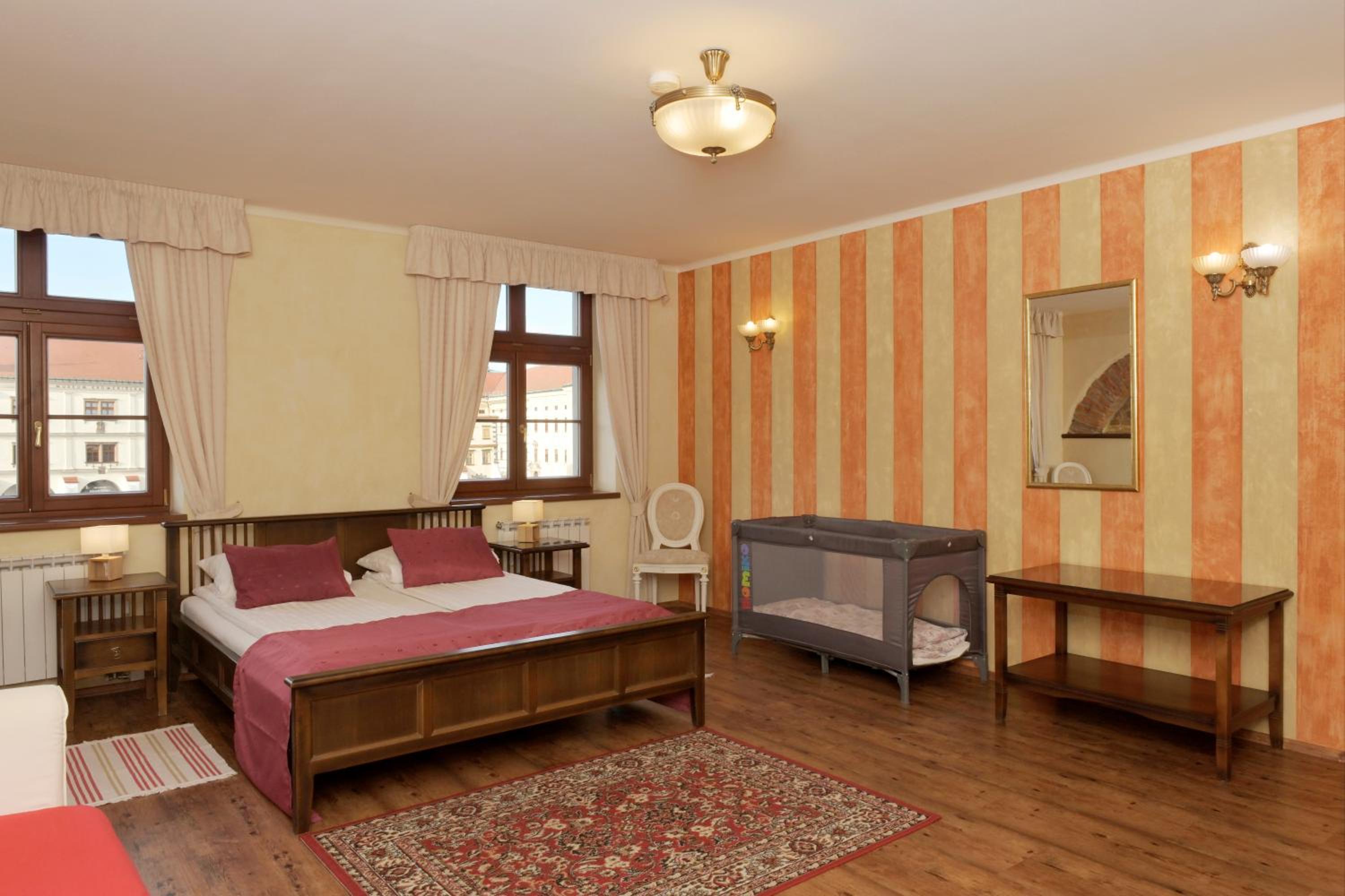 Apartment with Square view - Photo 3