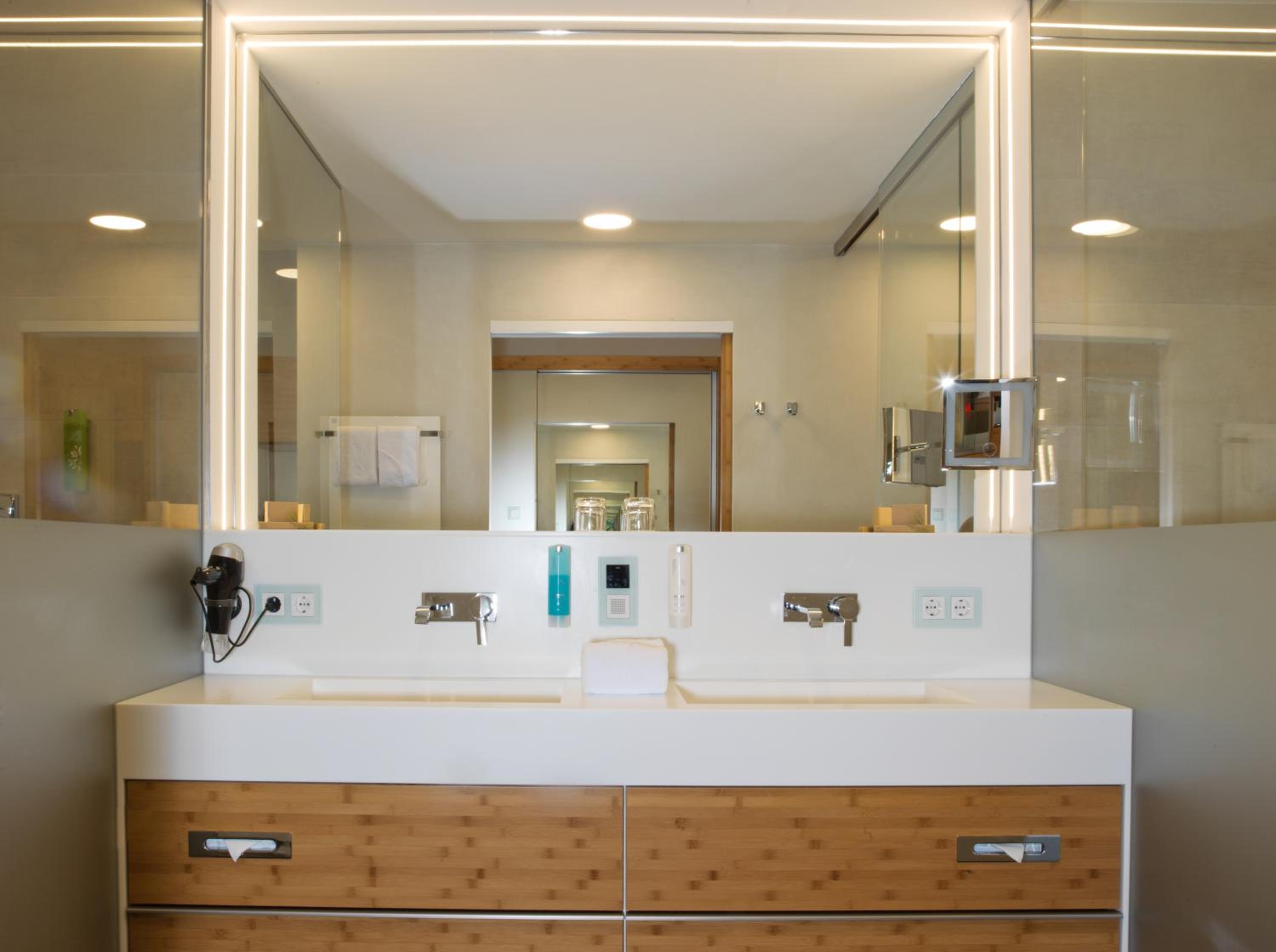 Junior Suite with Lake View - Photo 2