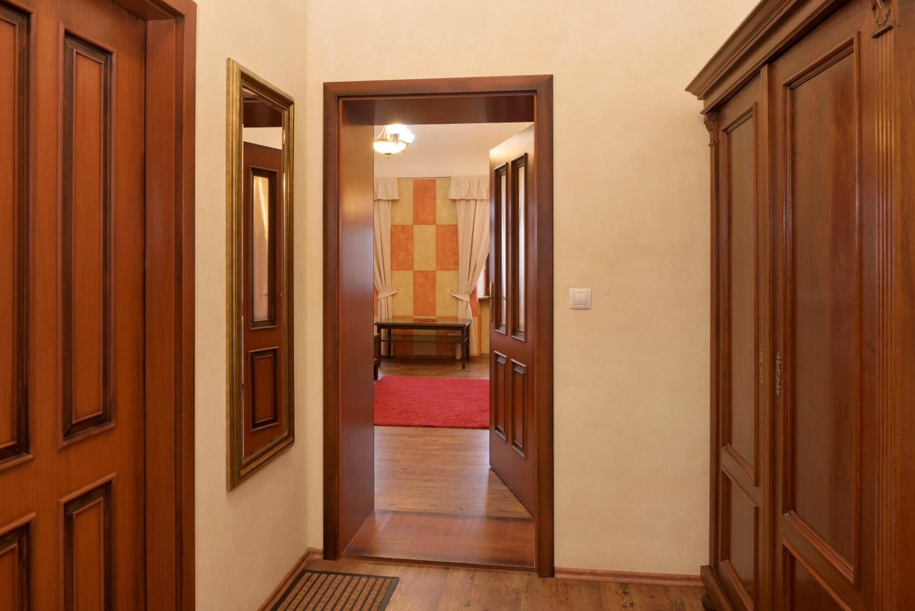 Apartment with Square view - Photo 6
