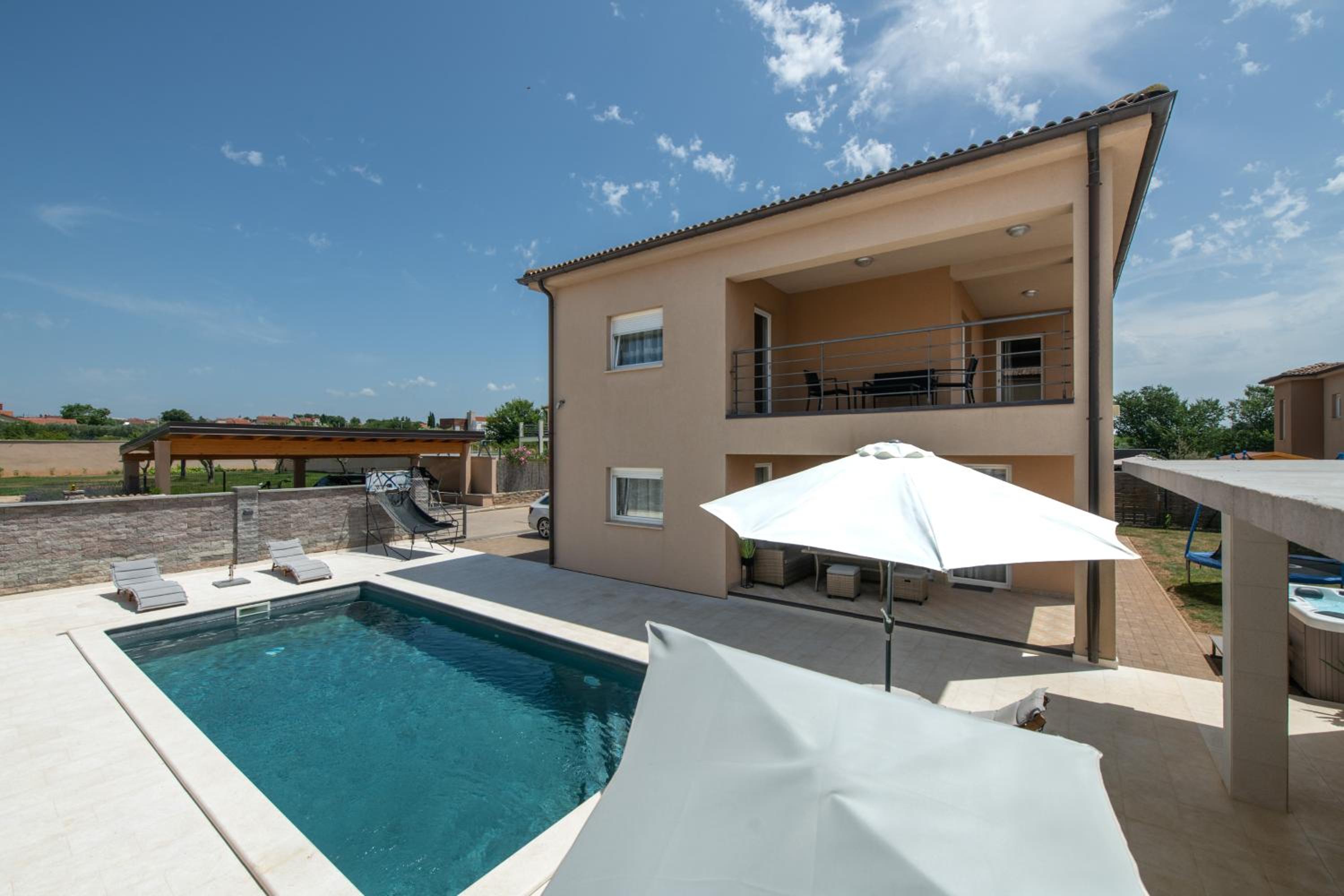 Villa photo 3