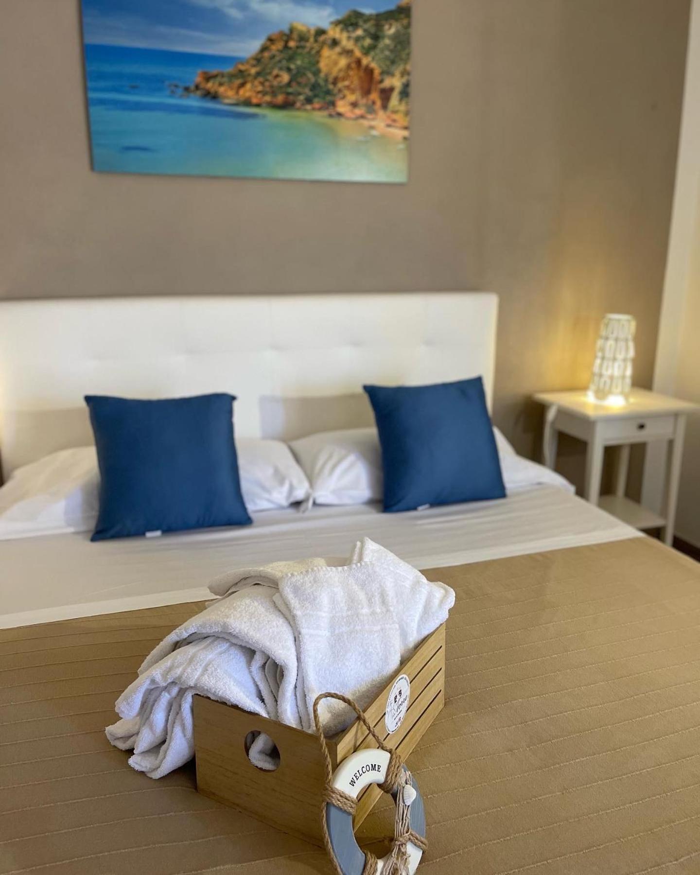 Deluxe Suite with Sea View - Photo 48