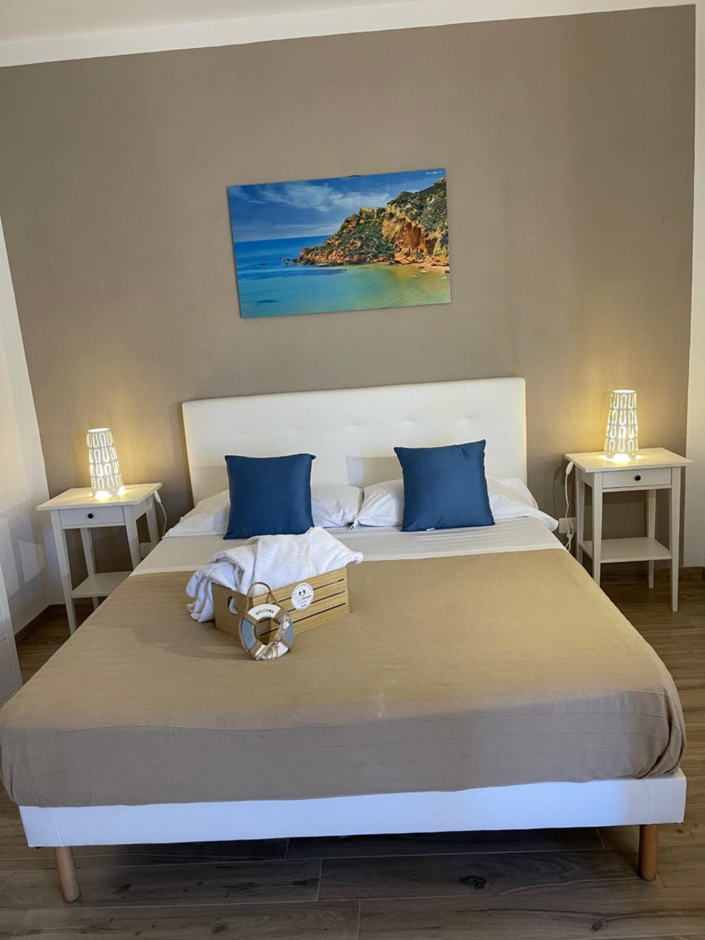 Deluxe Suite with Sea View - Photo 49