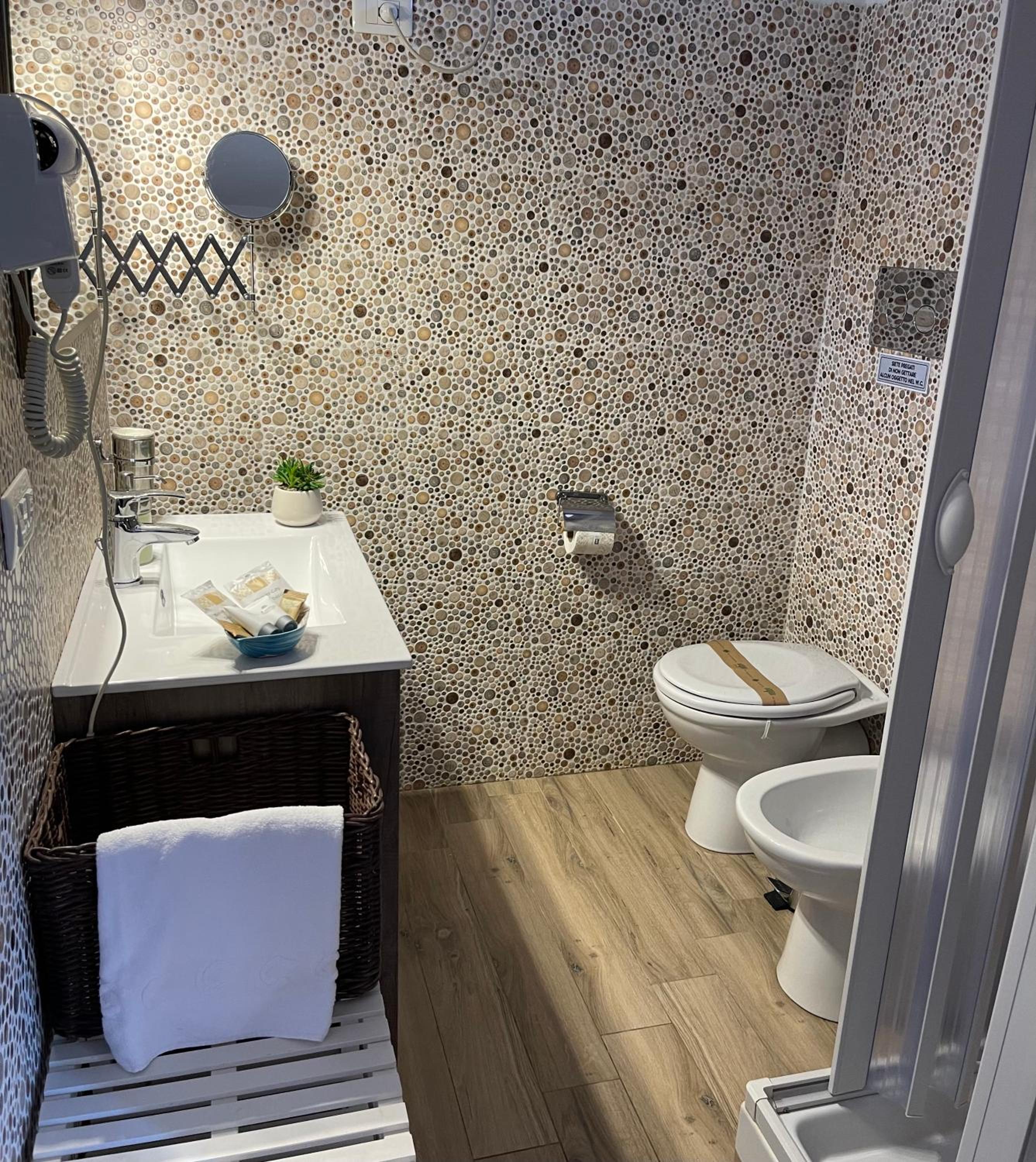 Deluxe Suite with Sea View - Photo 38