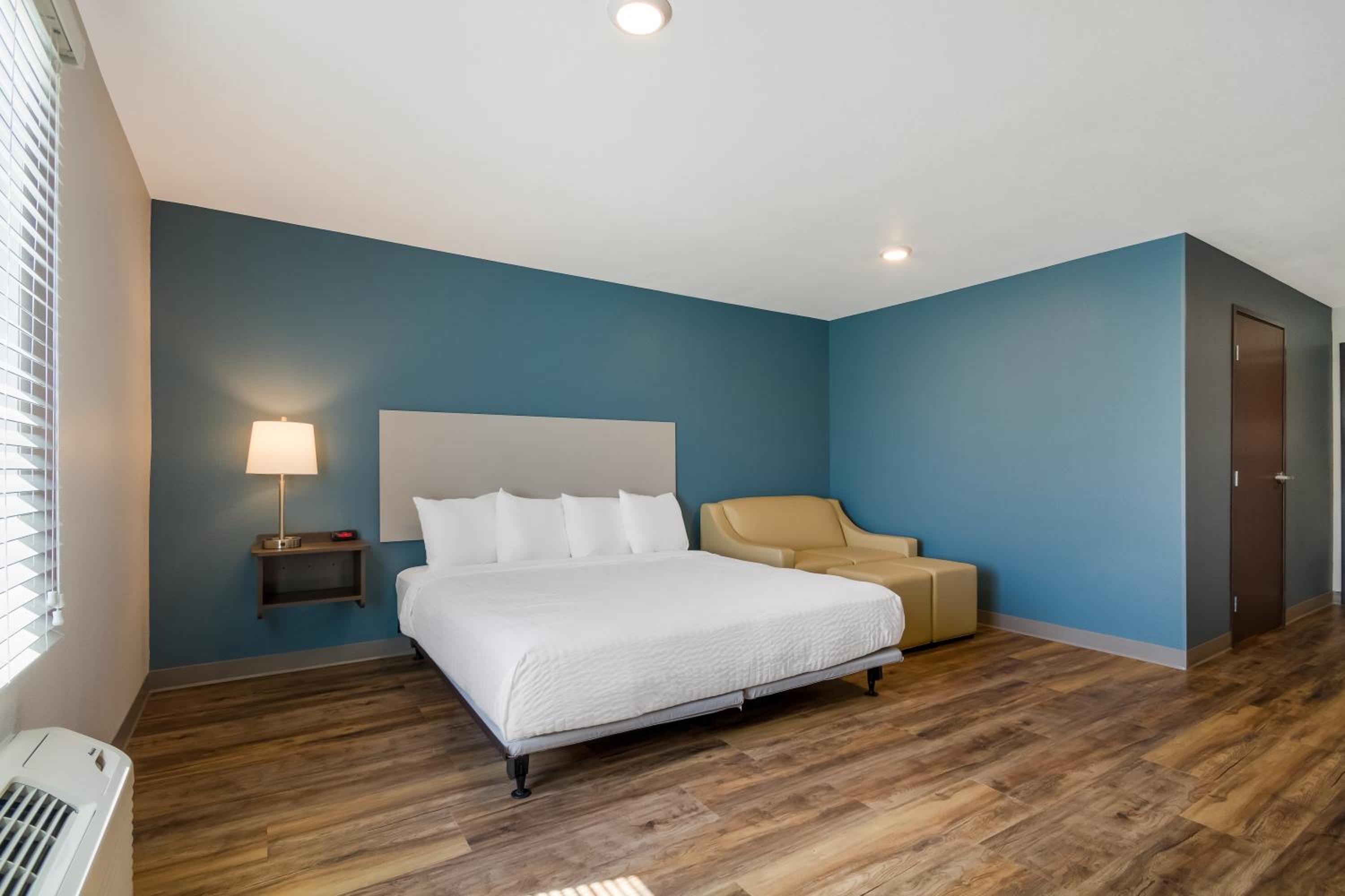 King Suite with Sofa - Non Smoking - Photo 4