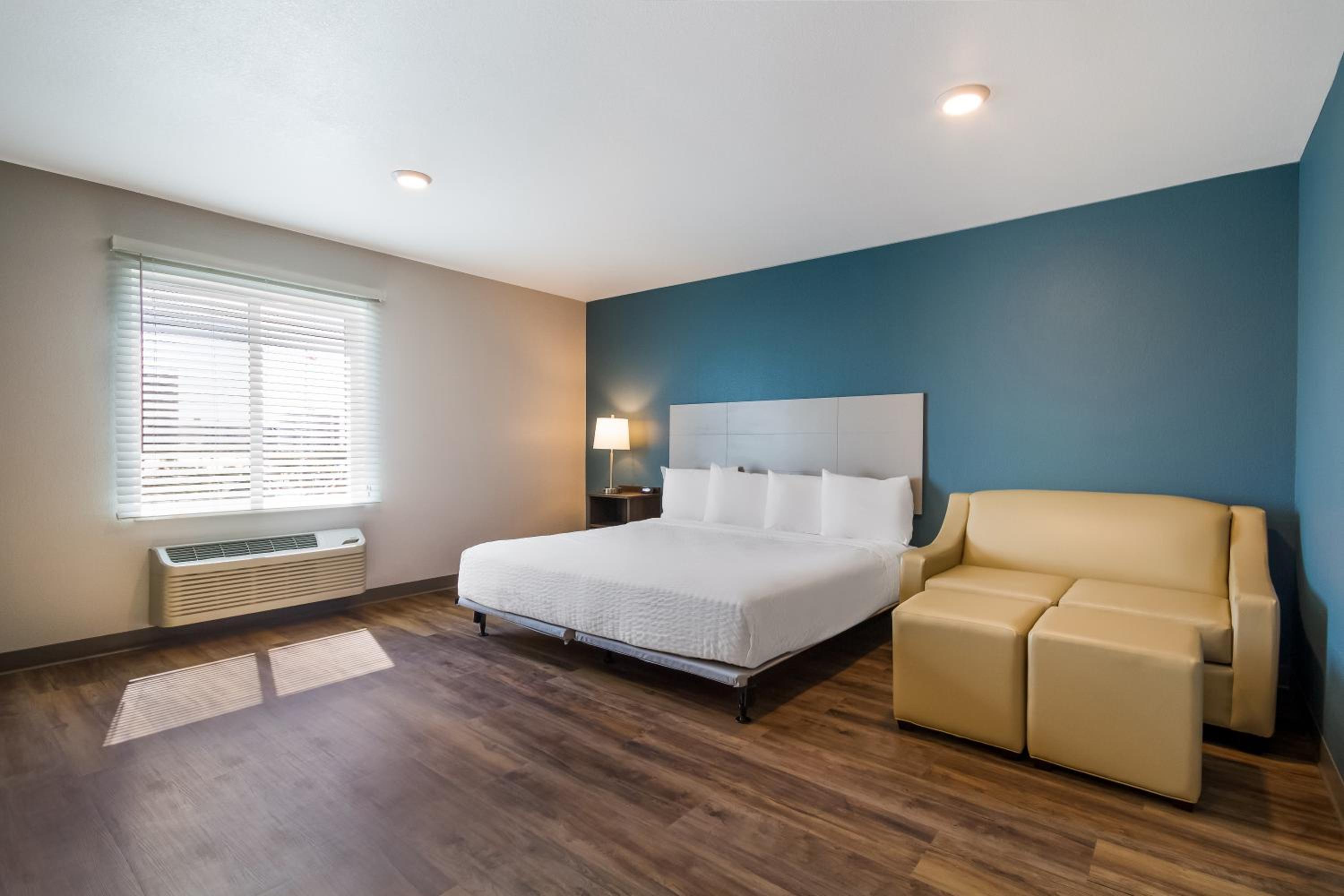 King Suite with Sofa - Non Smoking - Photo 3