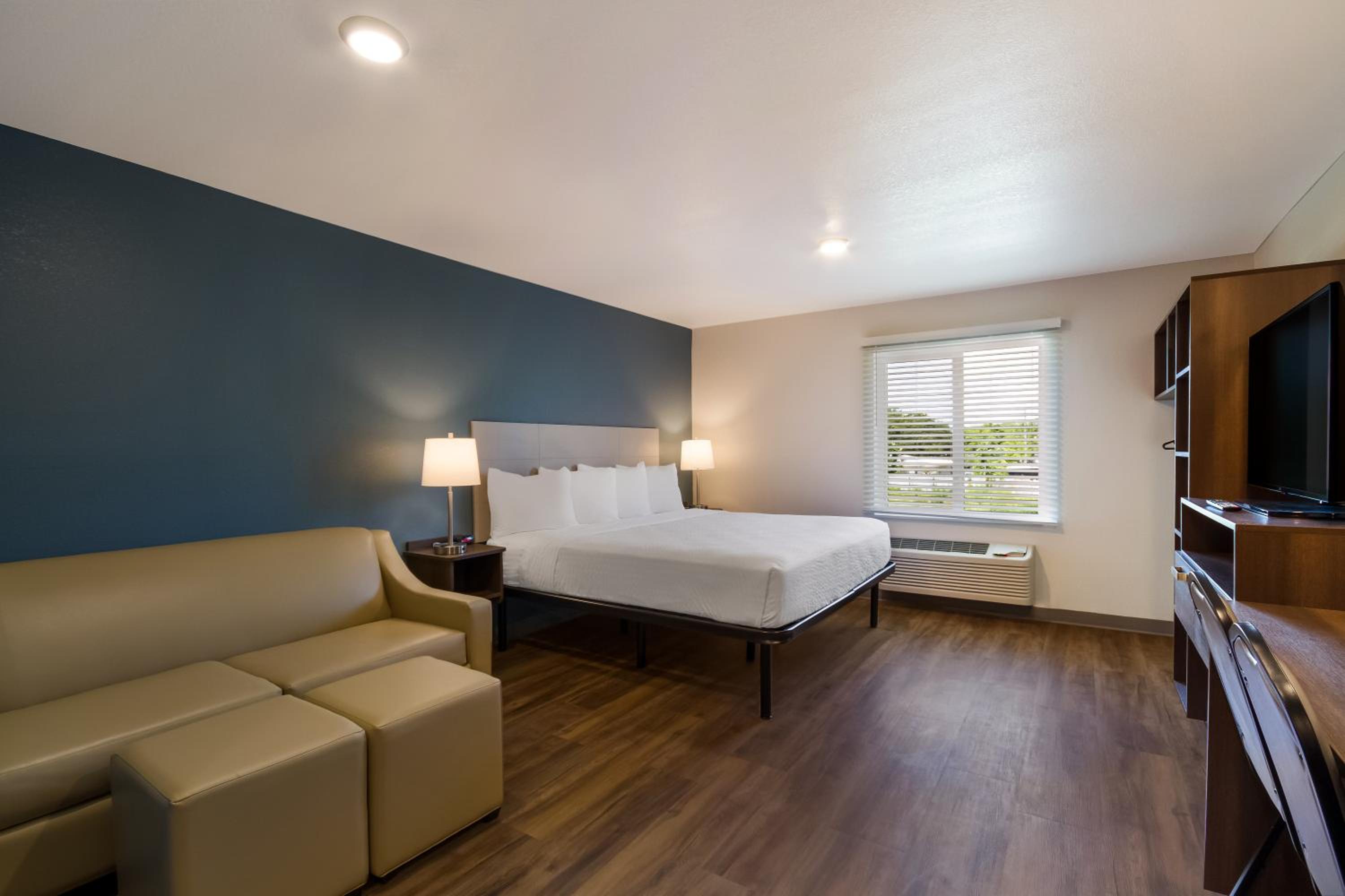 King Suite with Sofa - Non Smoking - Photo 5