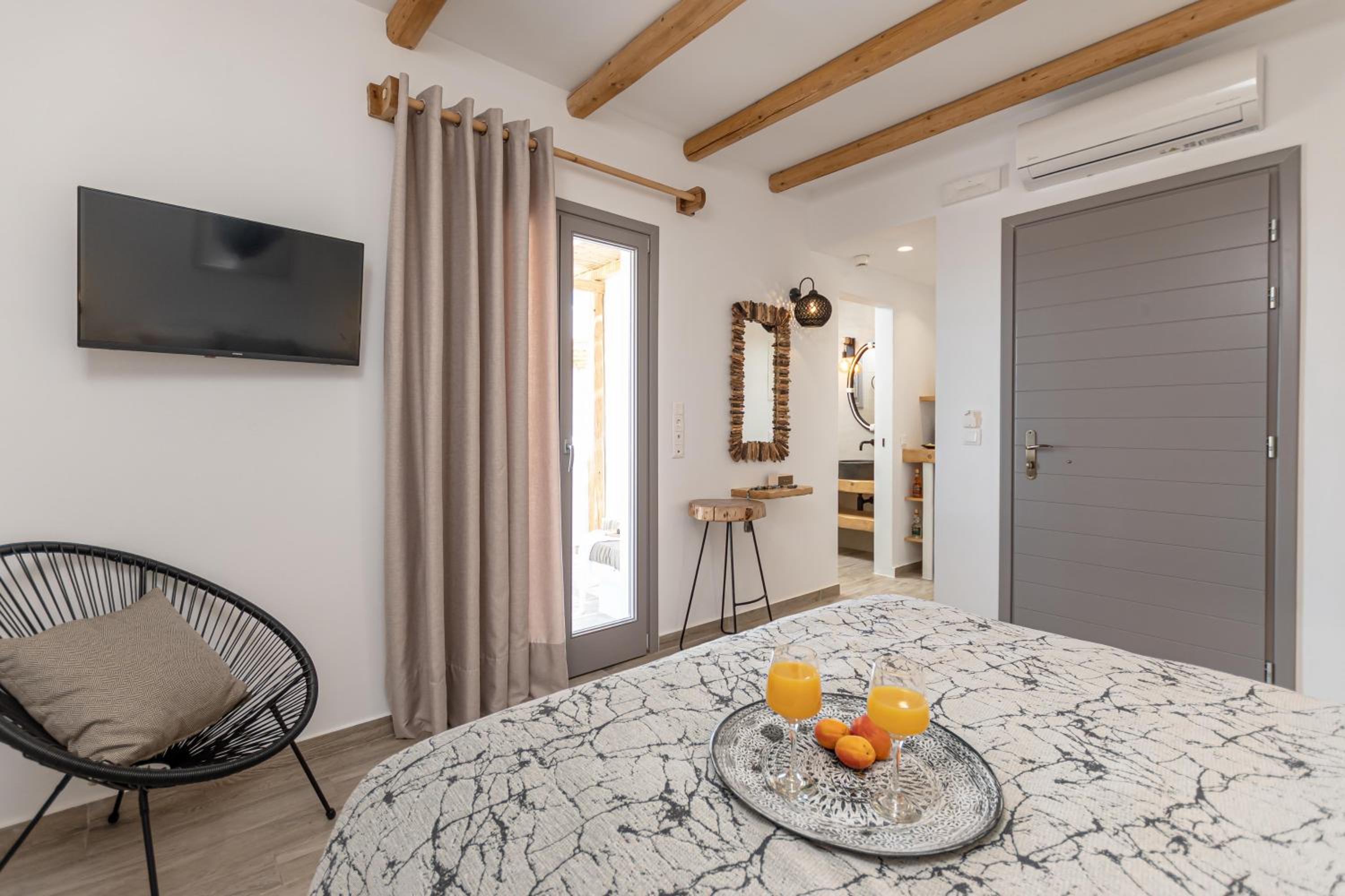Deluxe Double Room with Balcony and Sea View photo 2