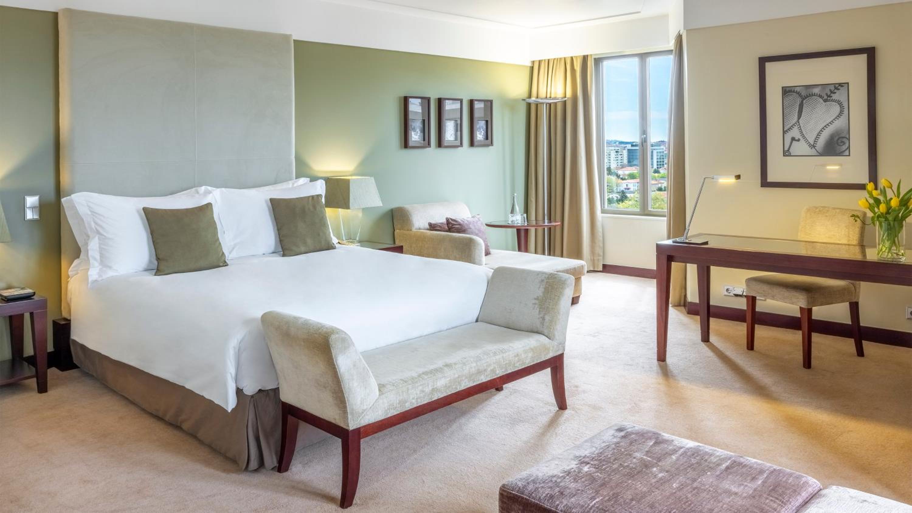 Junior Suite with One Queen Bed - Corner Room