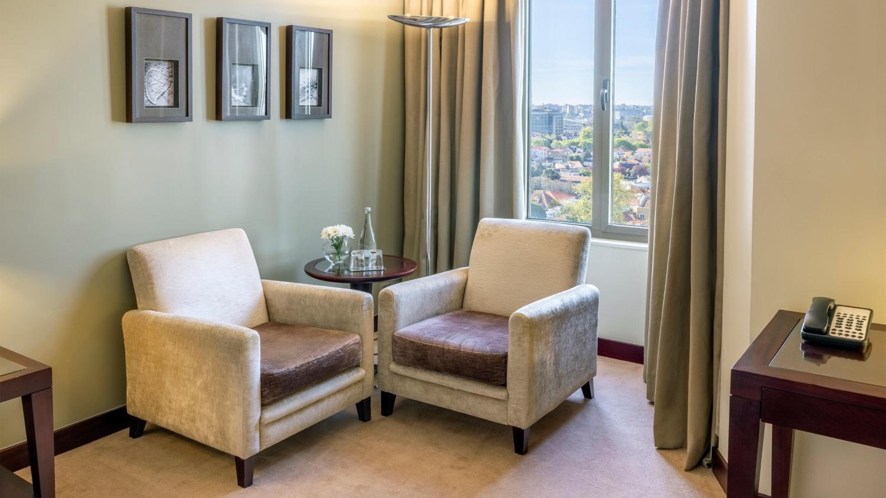 Standard Queen Room With City View