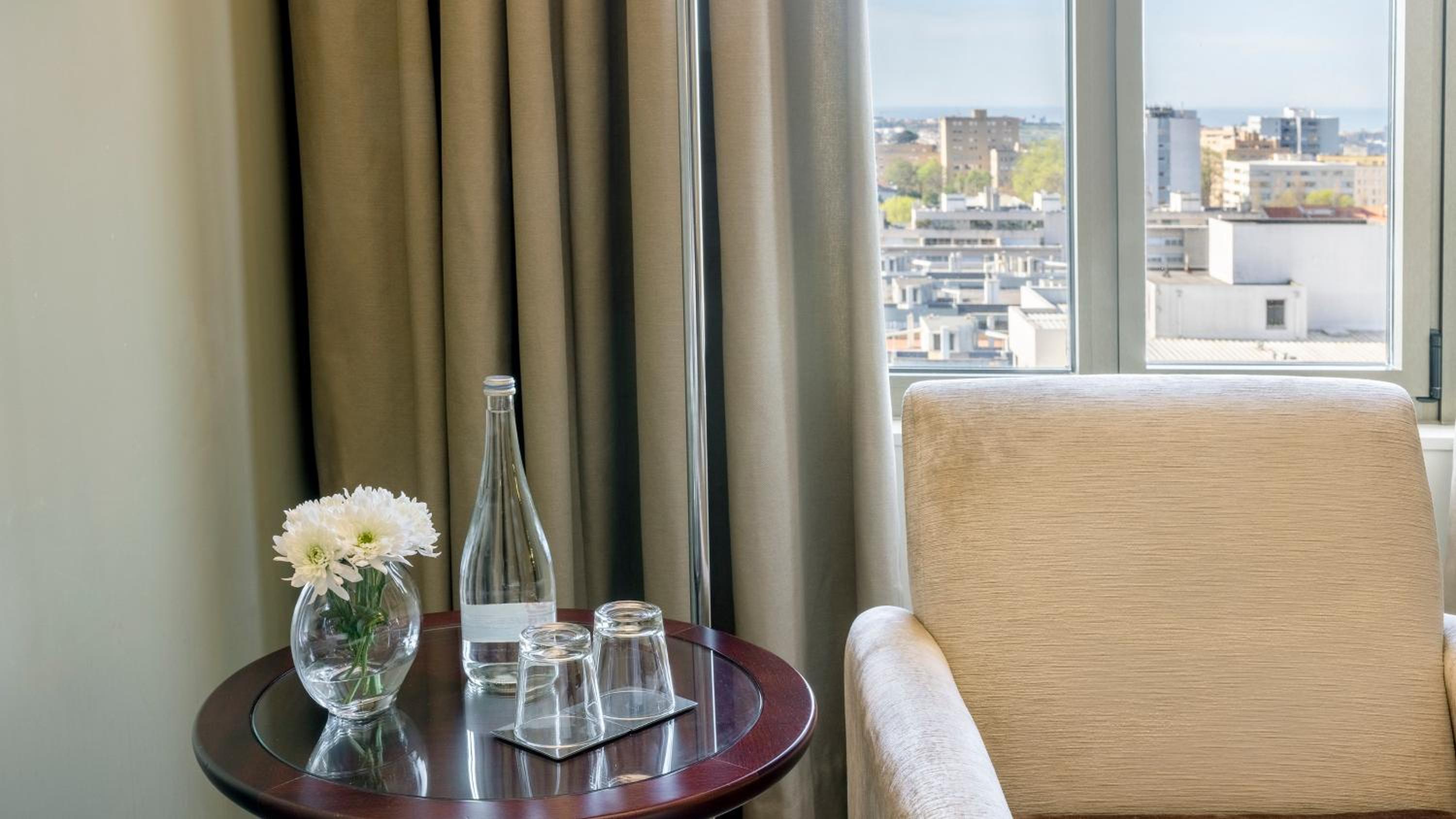 Standard Queen Room With City View thumbnail 5