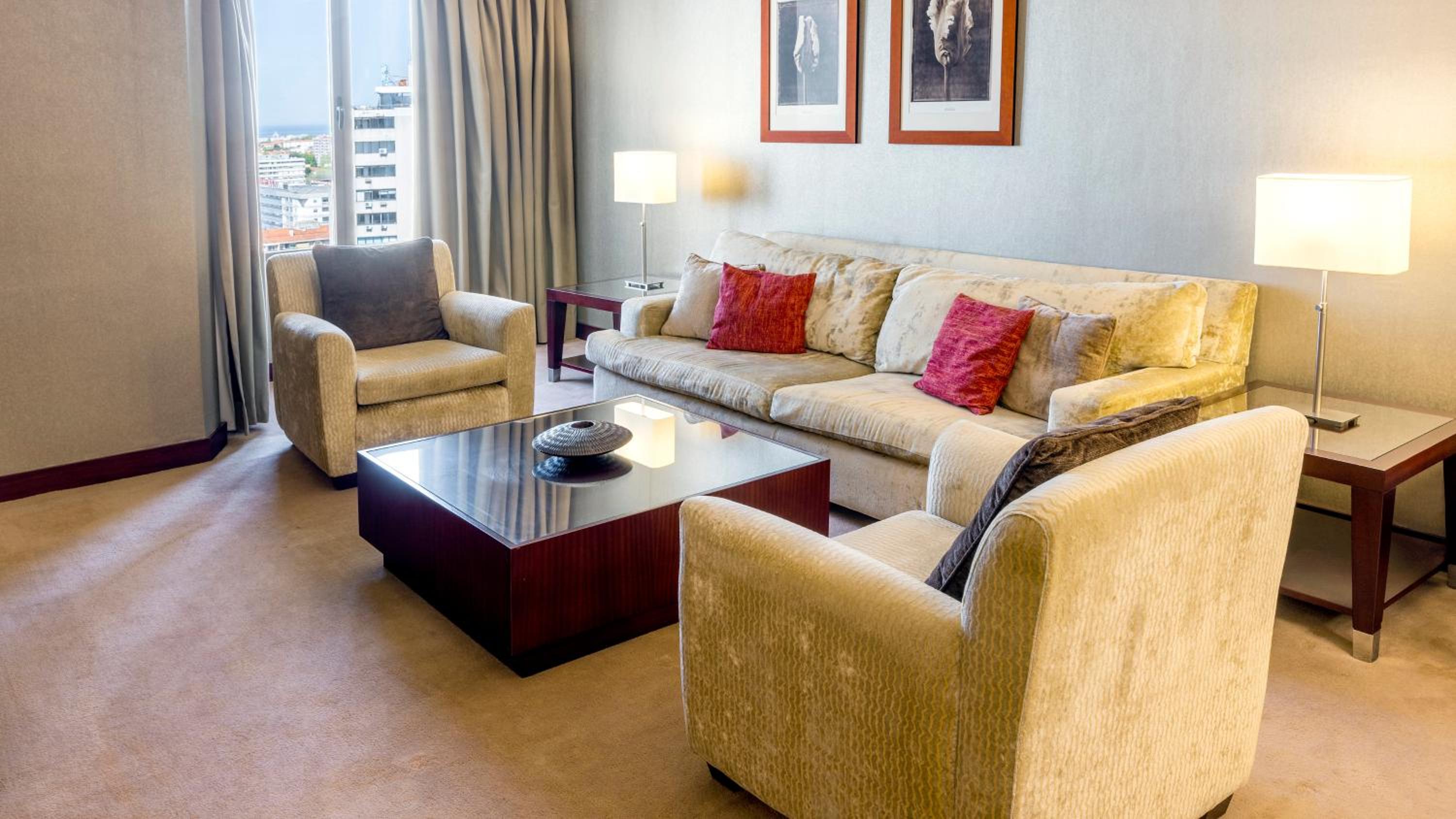 Diplomatic King Suite
