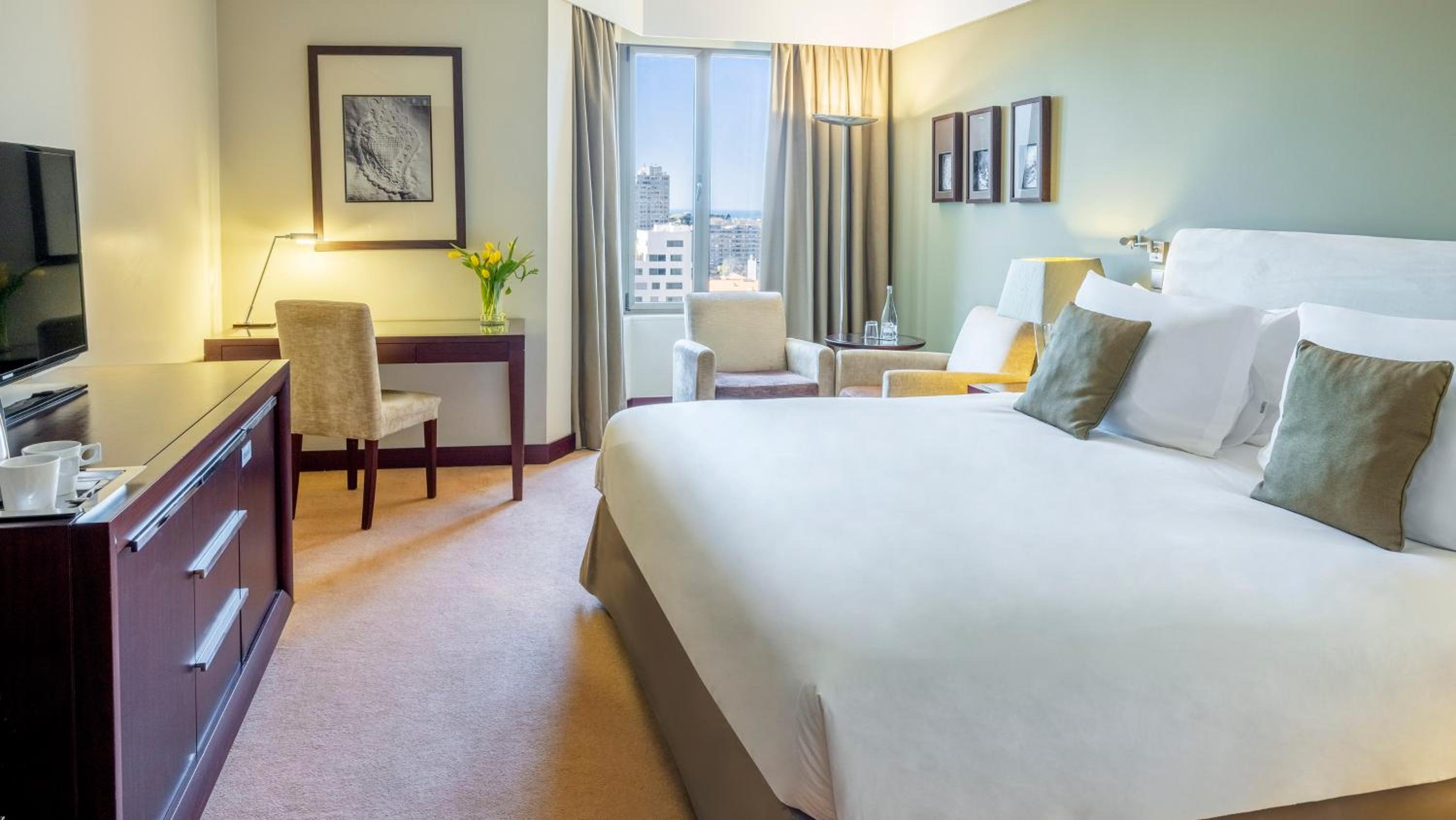 Standard King Room With City View