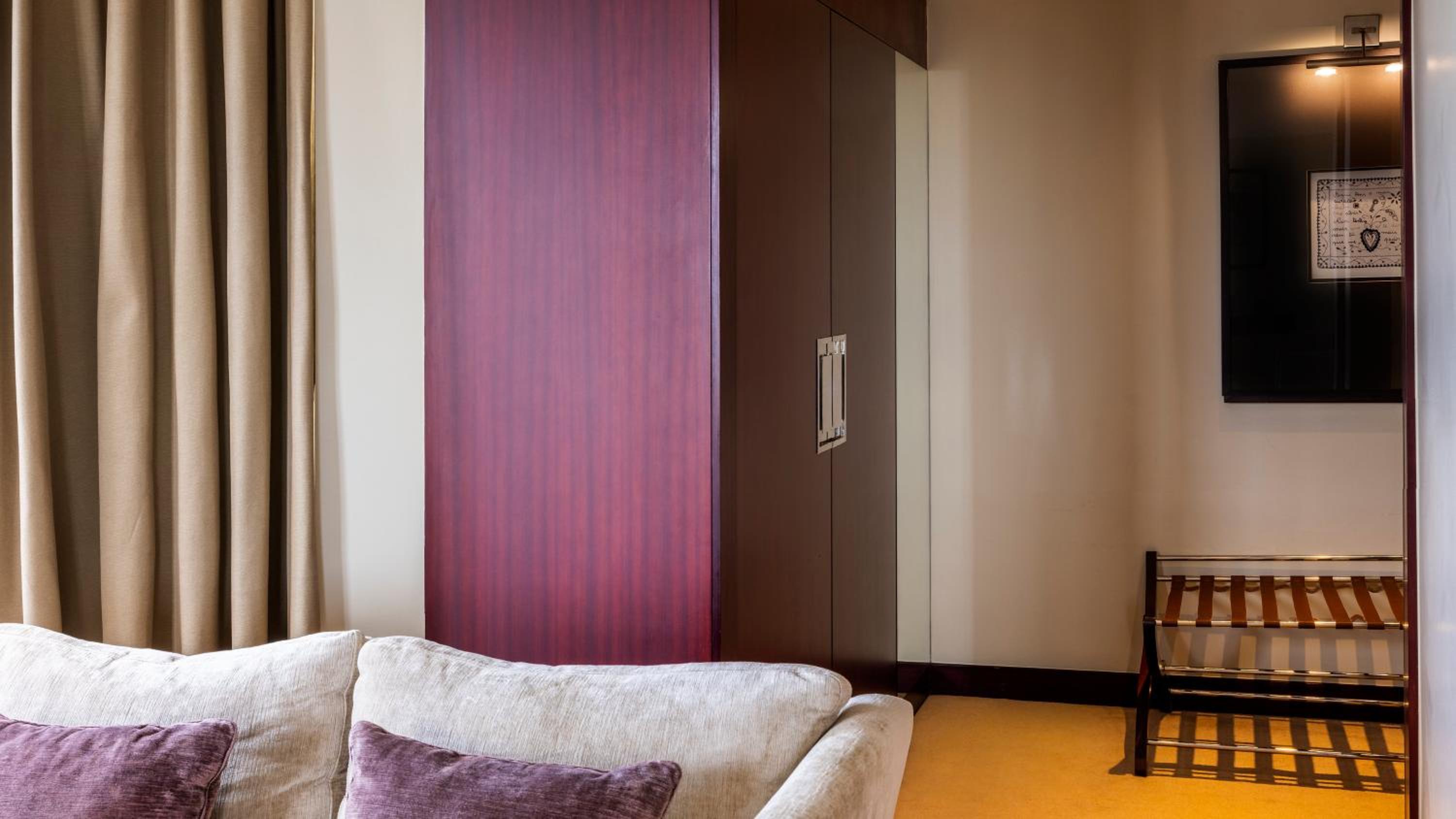Junior Suite with One Queen Bed - Corner Room