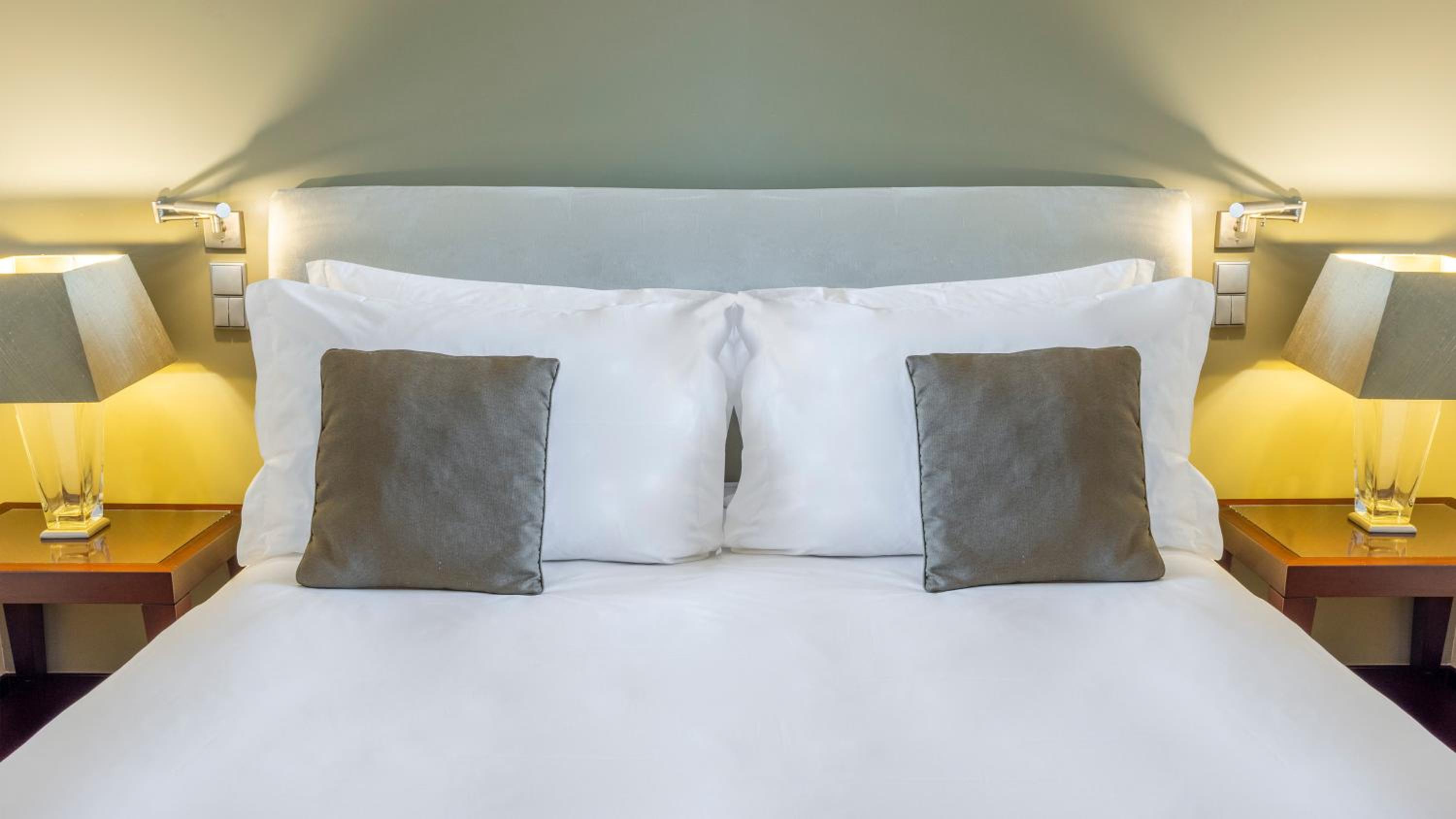 Standard King Room With City View