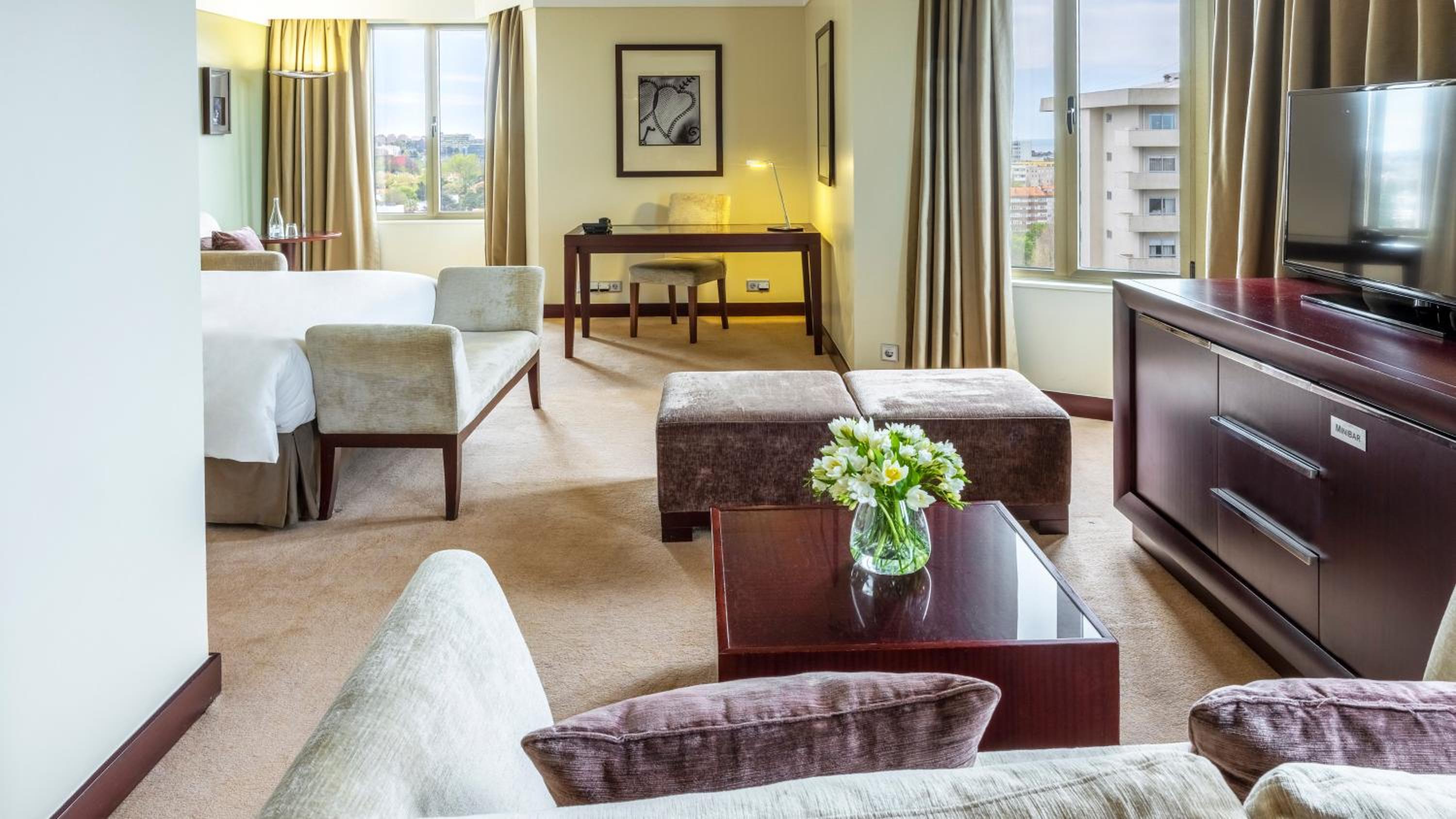 Junior Suite with One Queen Bed - Corner Room