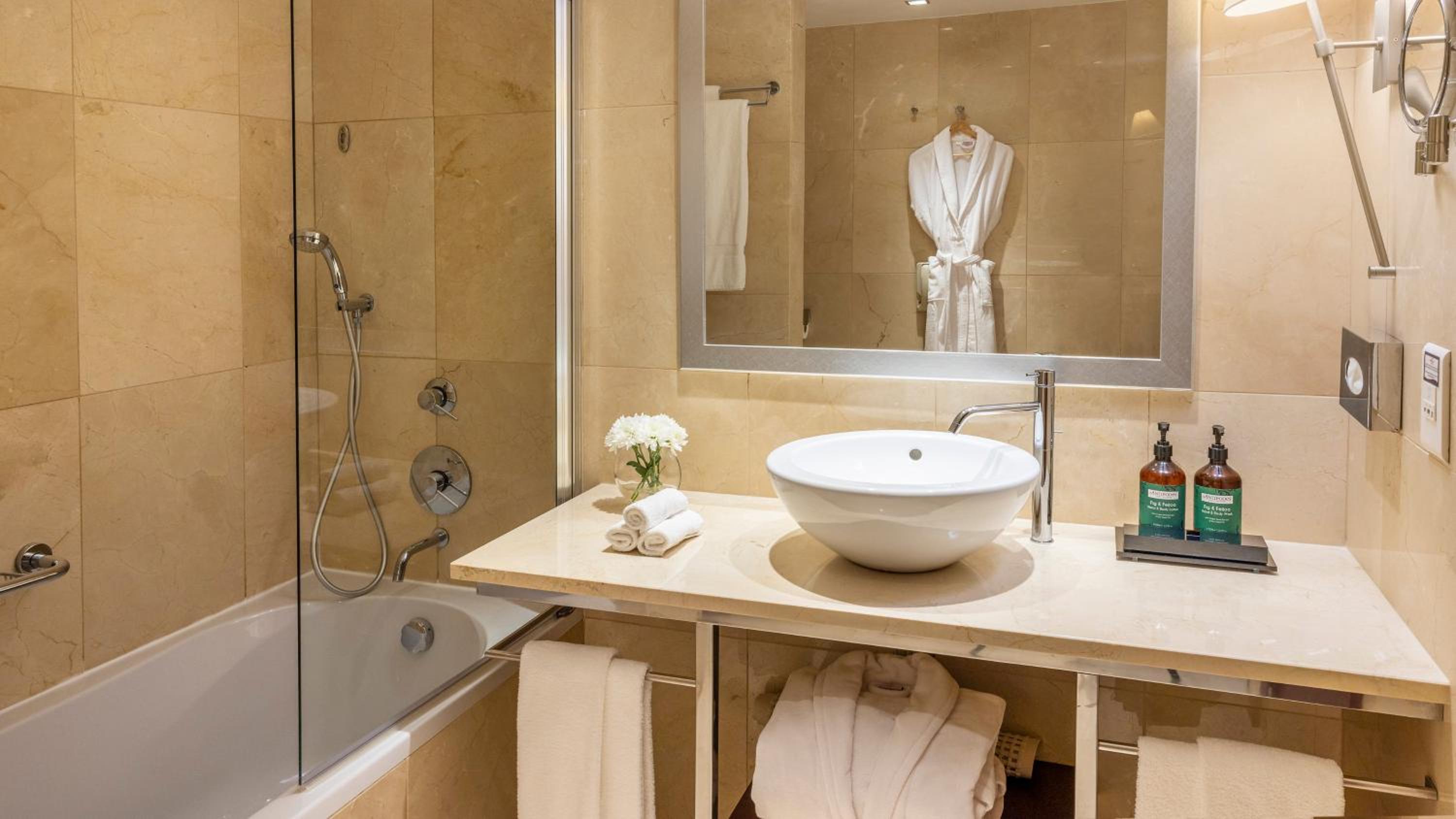 Junior Suite with One Queen Bed - Corner Room