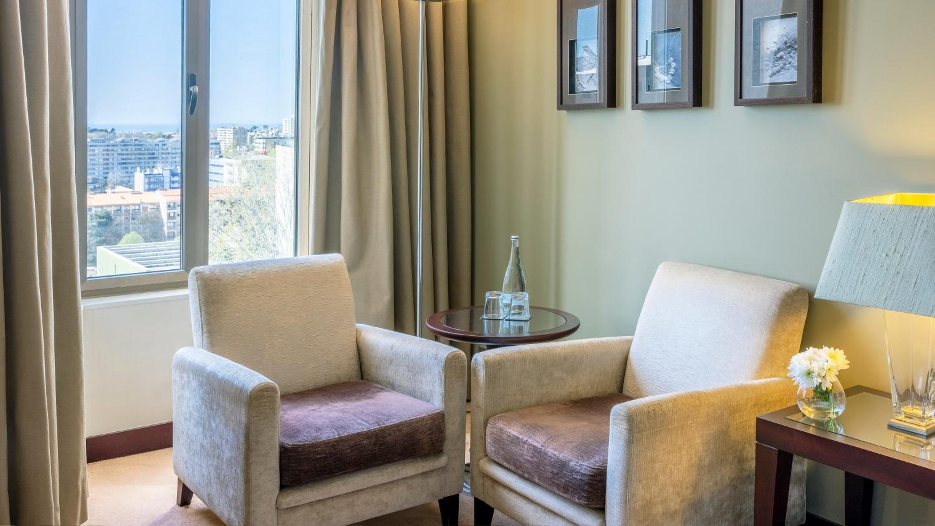 Standard King Room With City View thumbnail 5