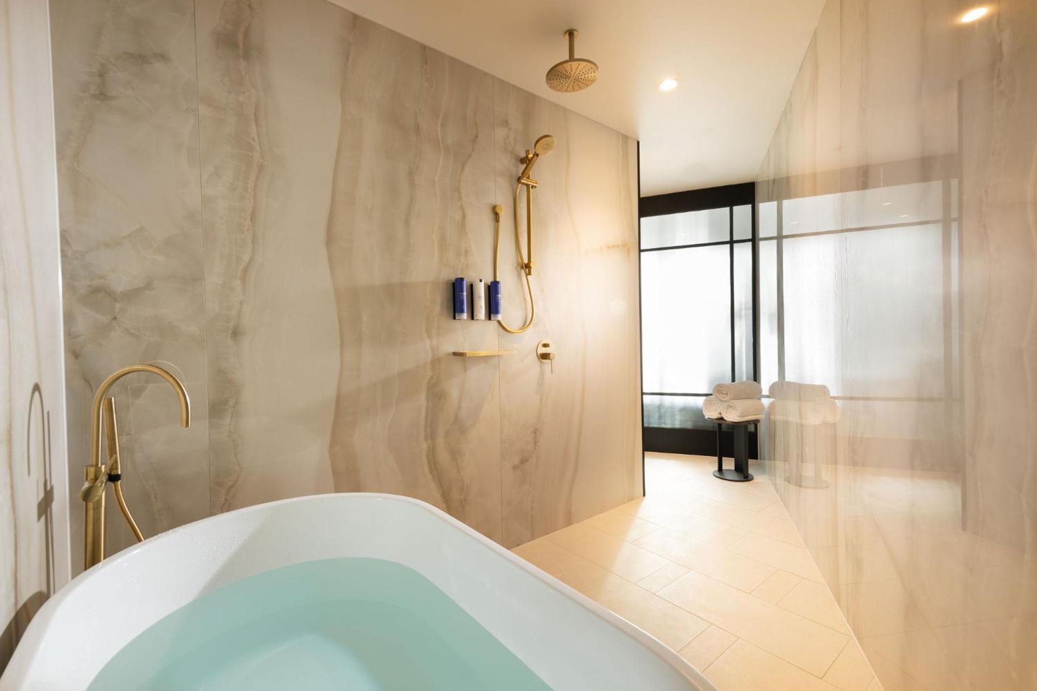 Balcony Suite - Includes Executive Lounge Access