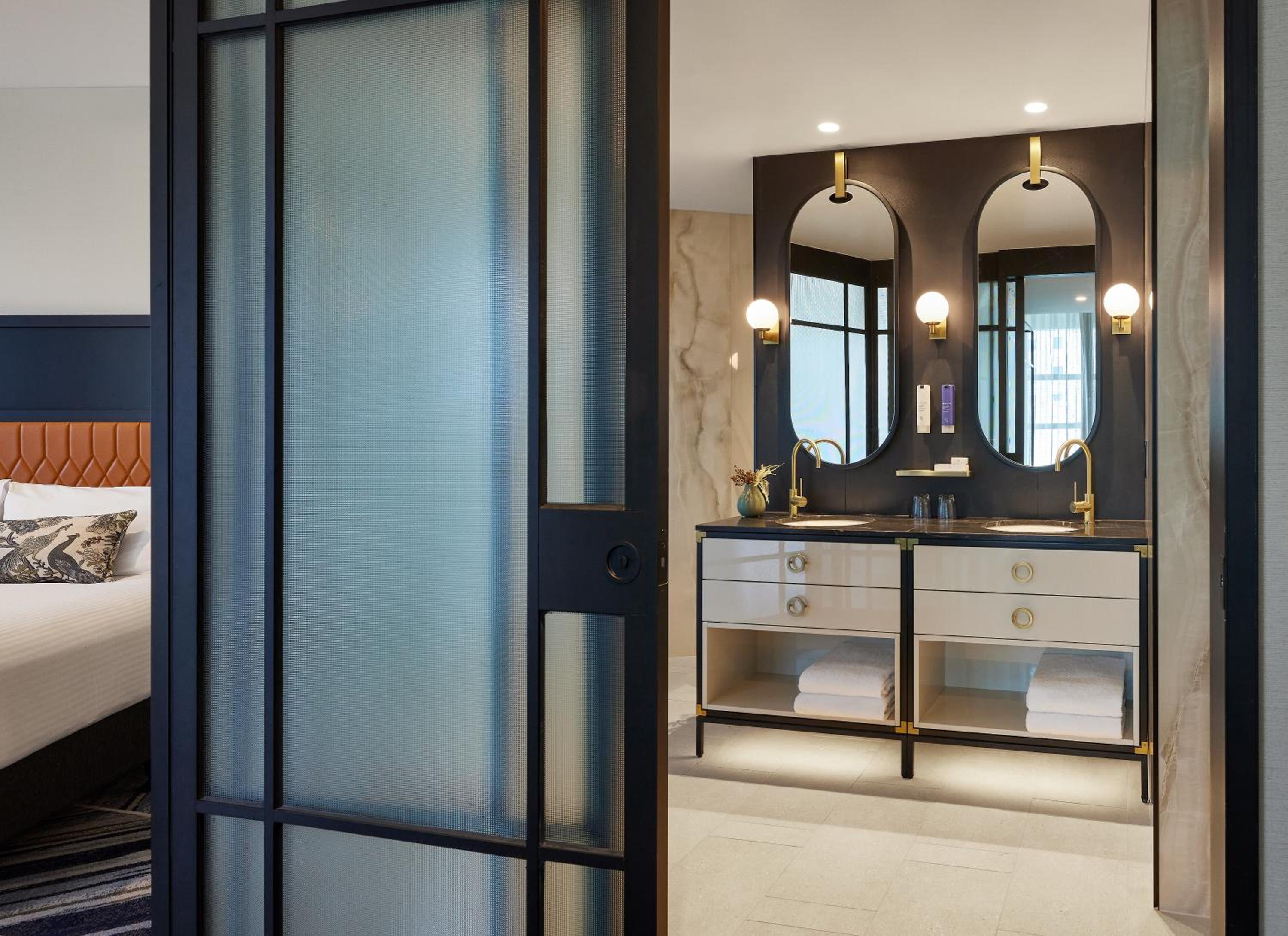Balcony Suite - Includes Executive Lounge Access thumbnail 6