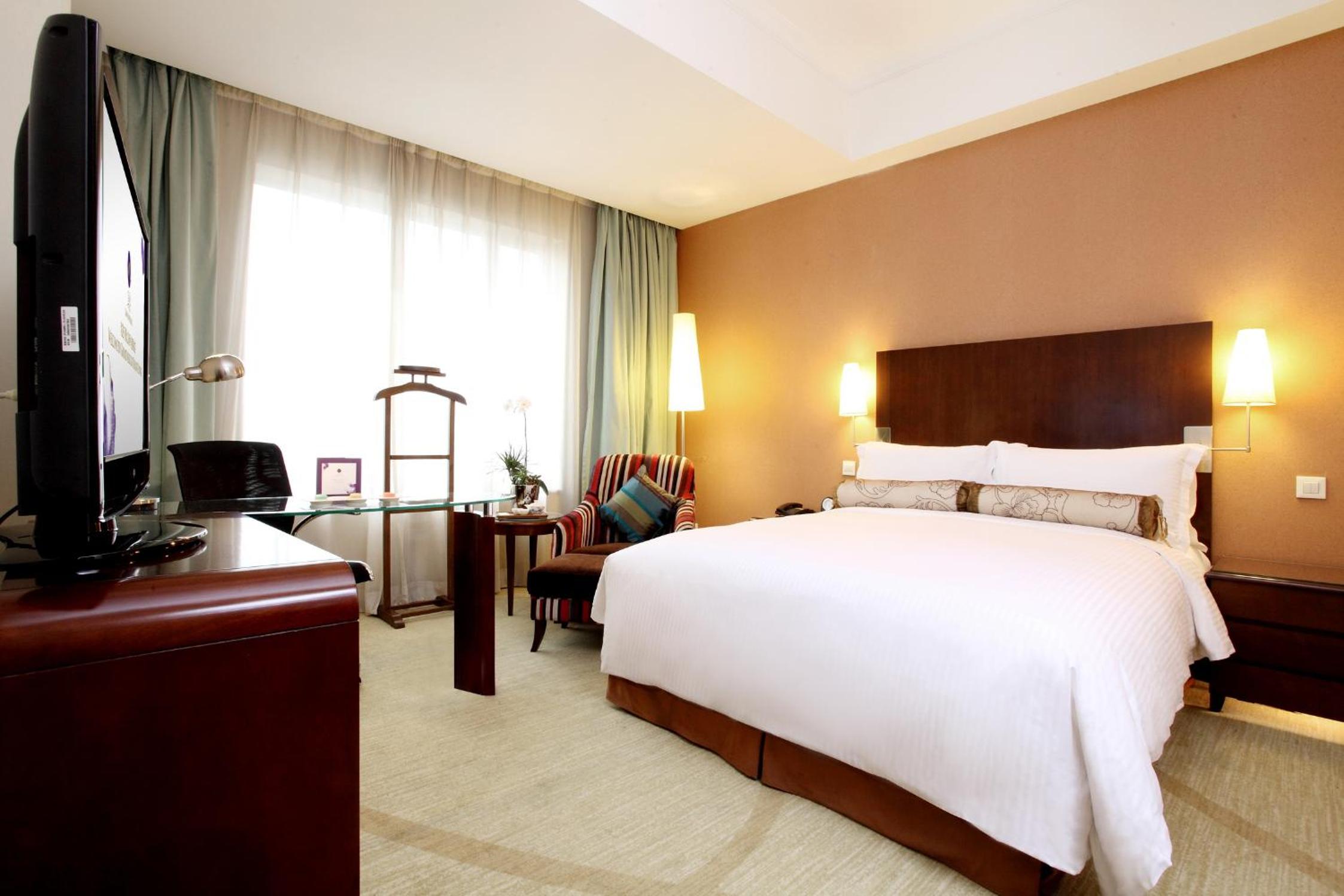 Deluxe Queen Room - Photo 4