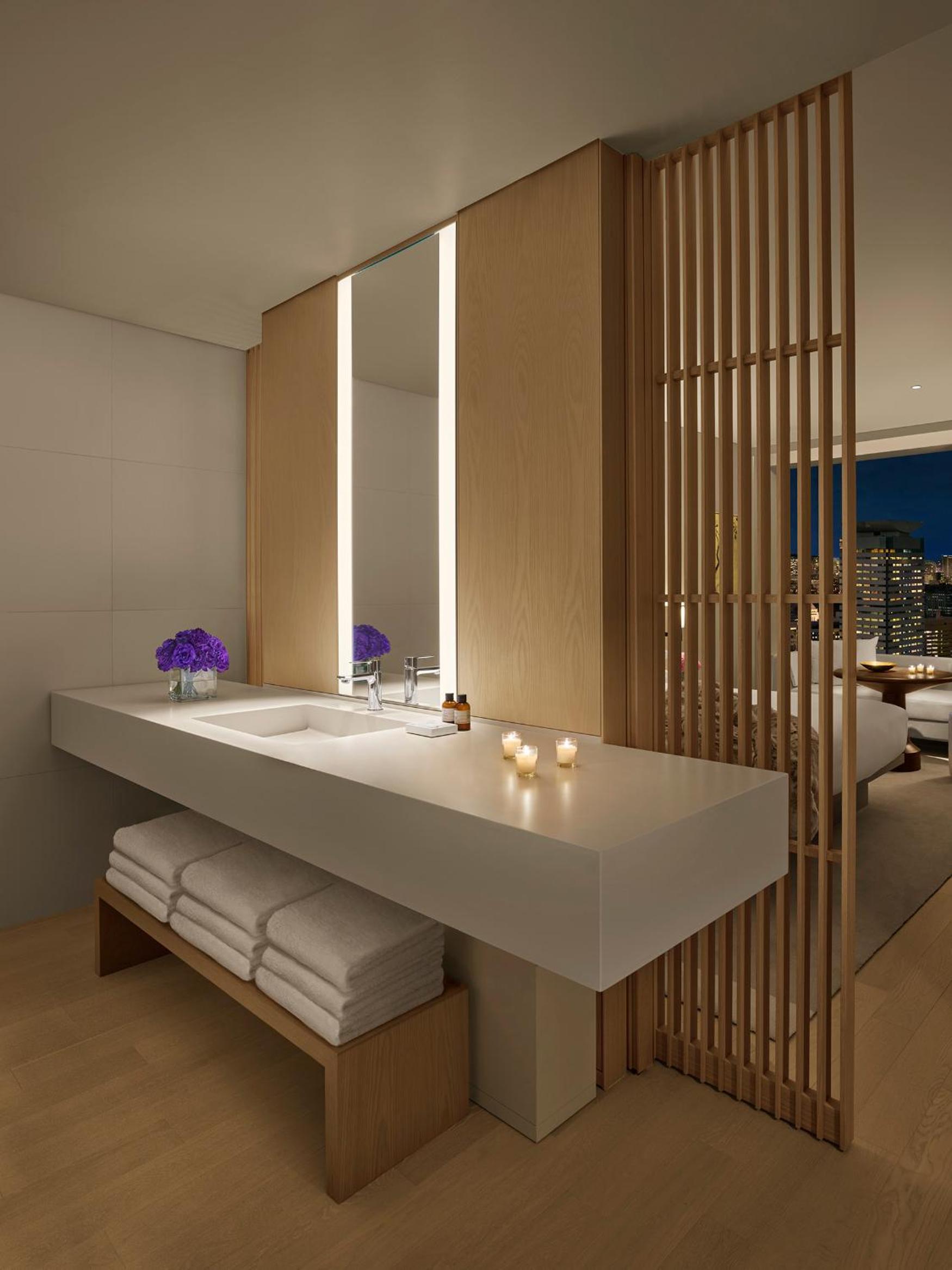 Deluxe Tower View King, Guest room, 1 King, City view
