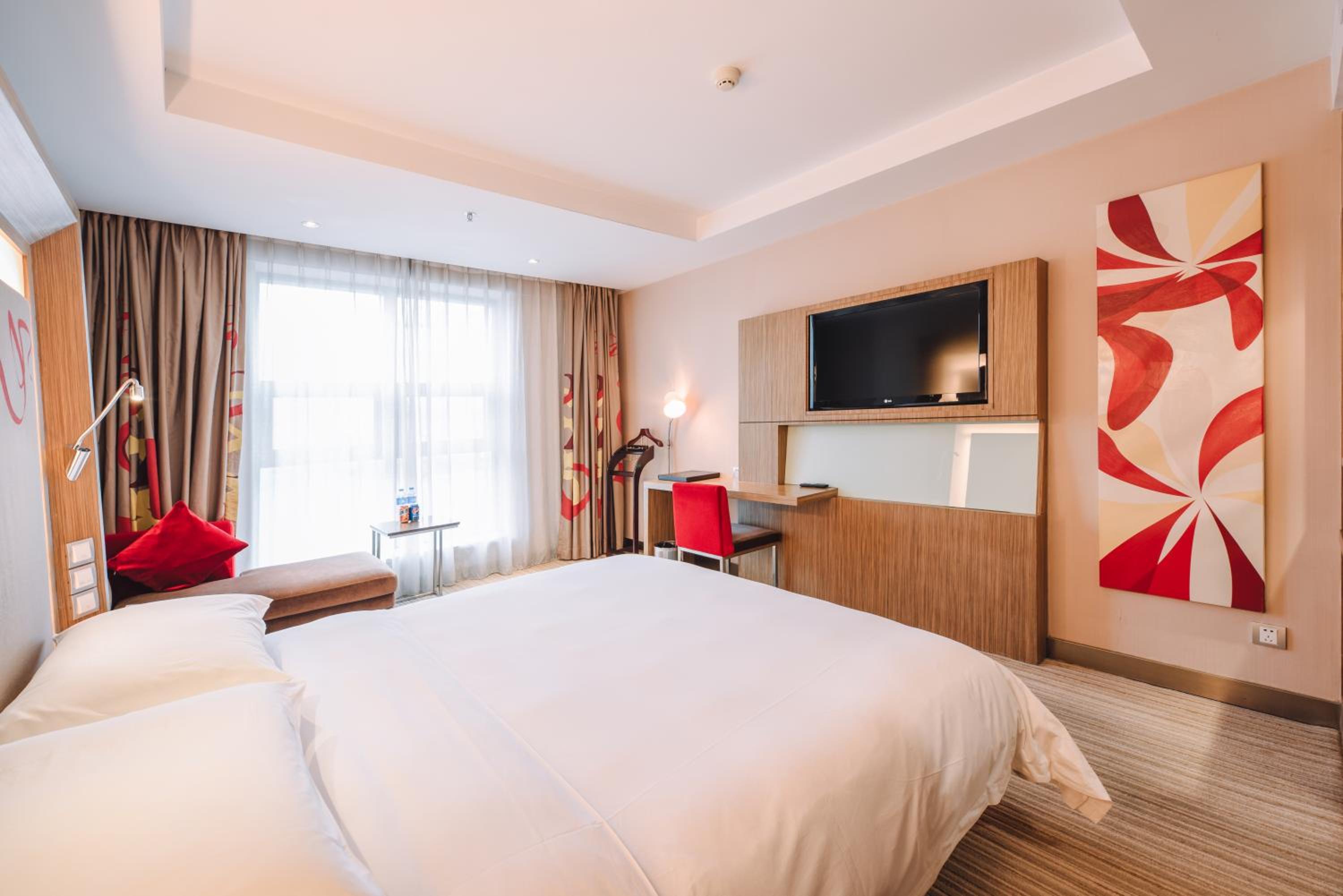 Premier Queen Room