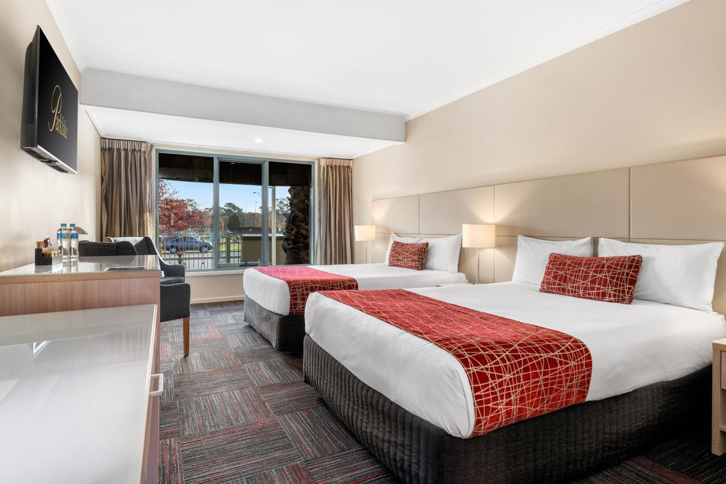 Queen Room with Two Queen Beds - Non-Smoking - Photo 4