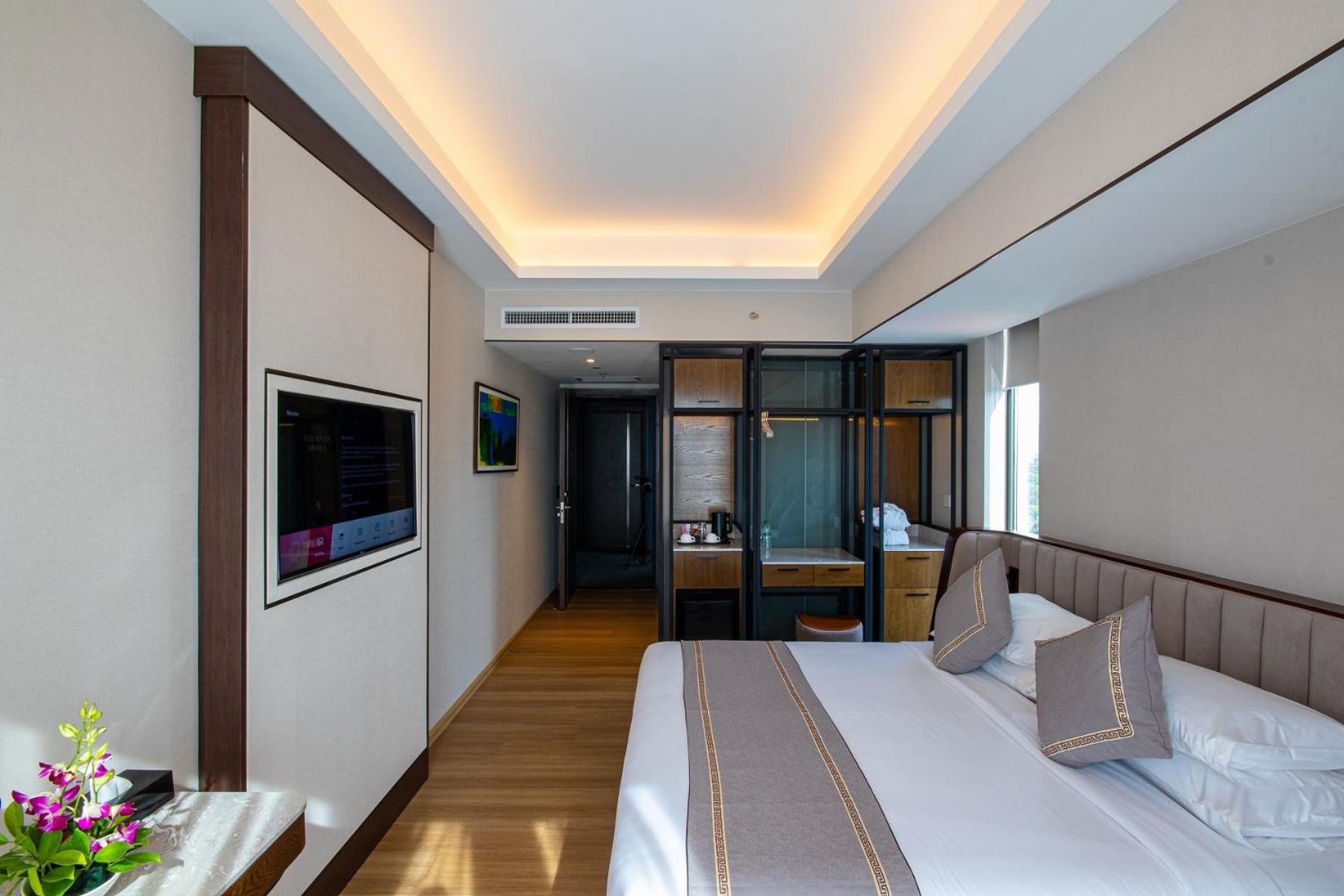 Deluxe King Room - Photo 1