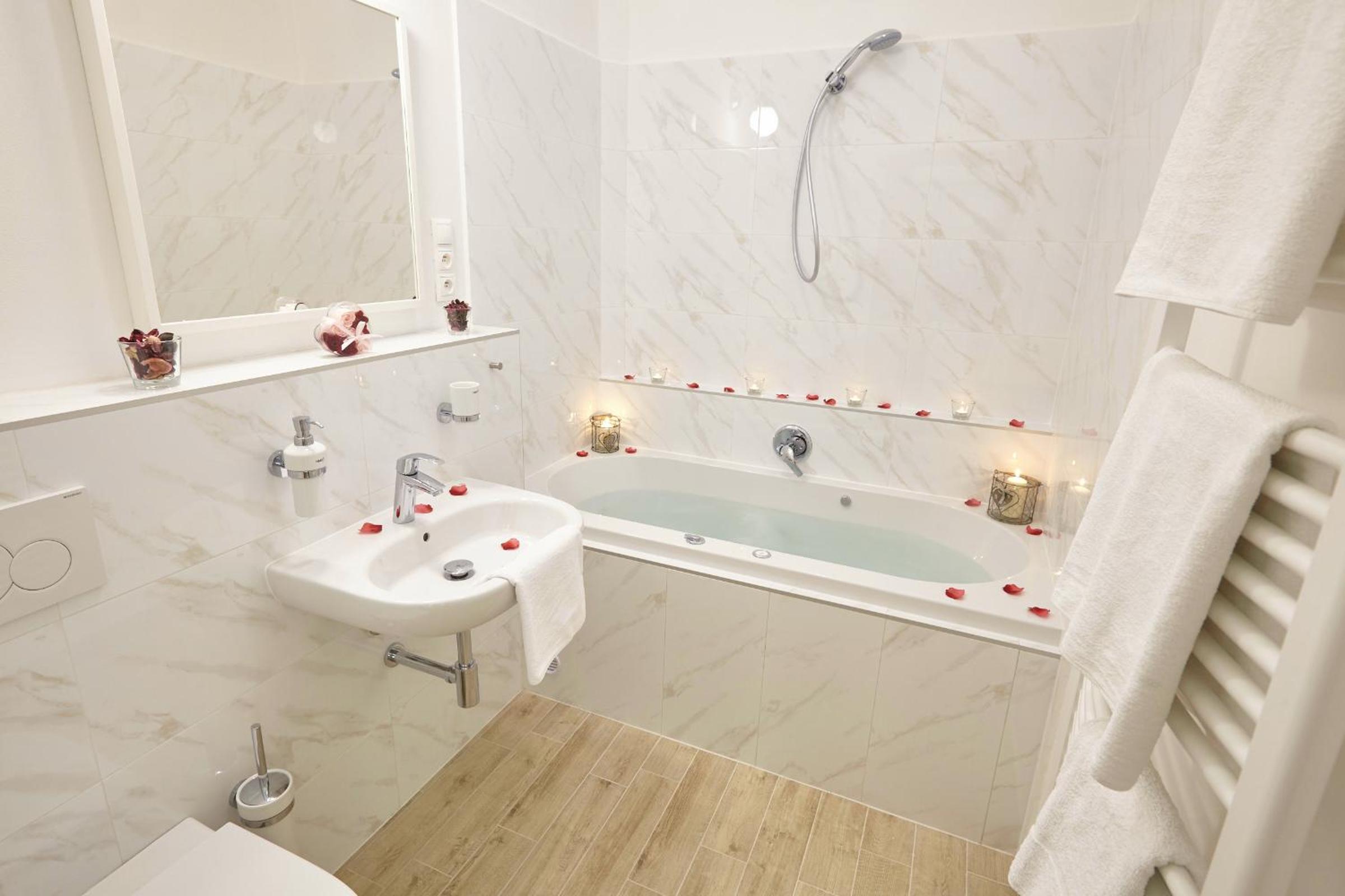 Double Room with Spa Bath photo 2