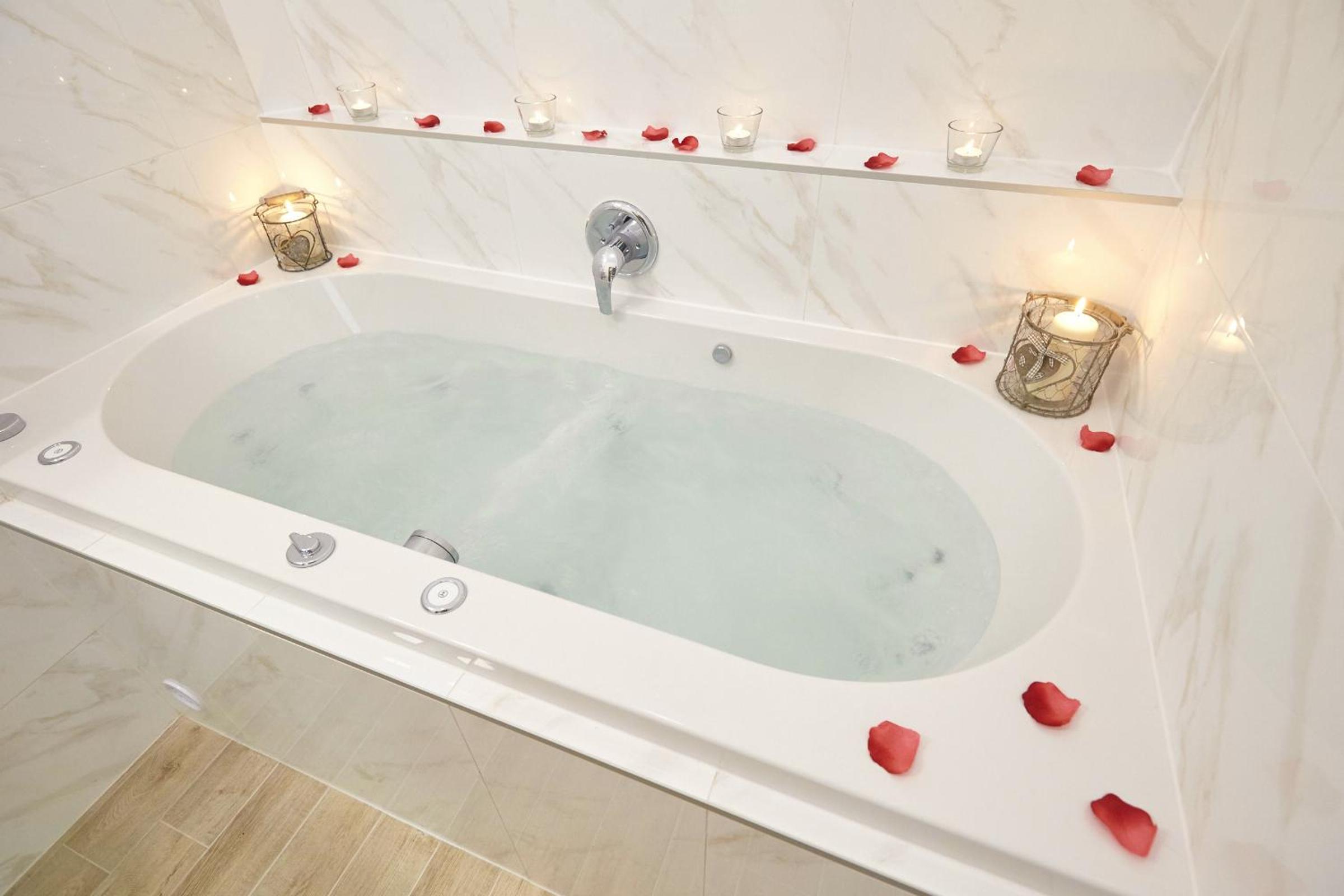 Double Room with Spa Bath and Extra Bed photo 2