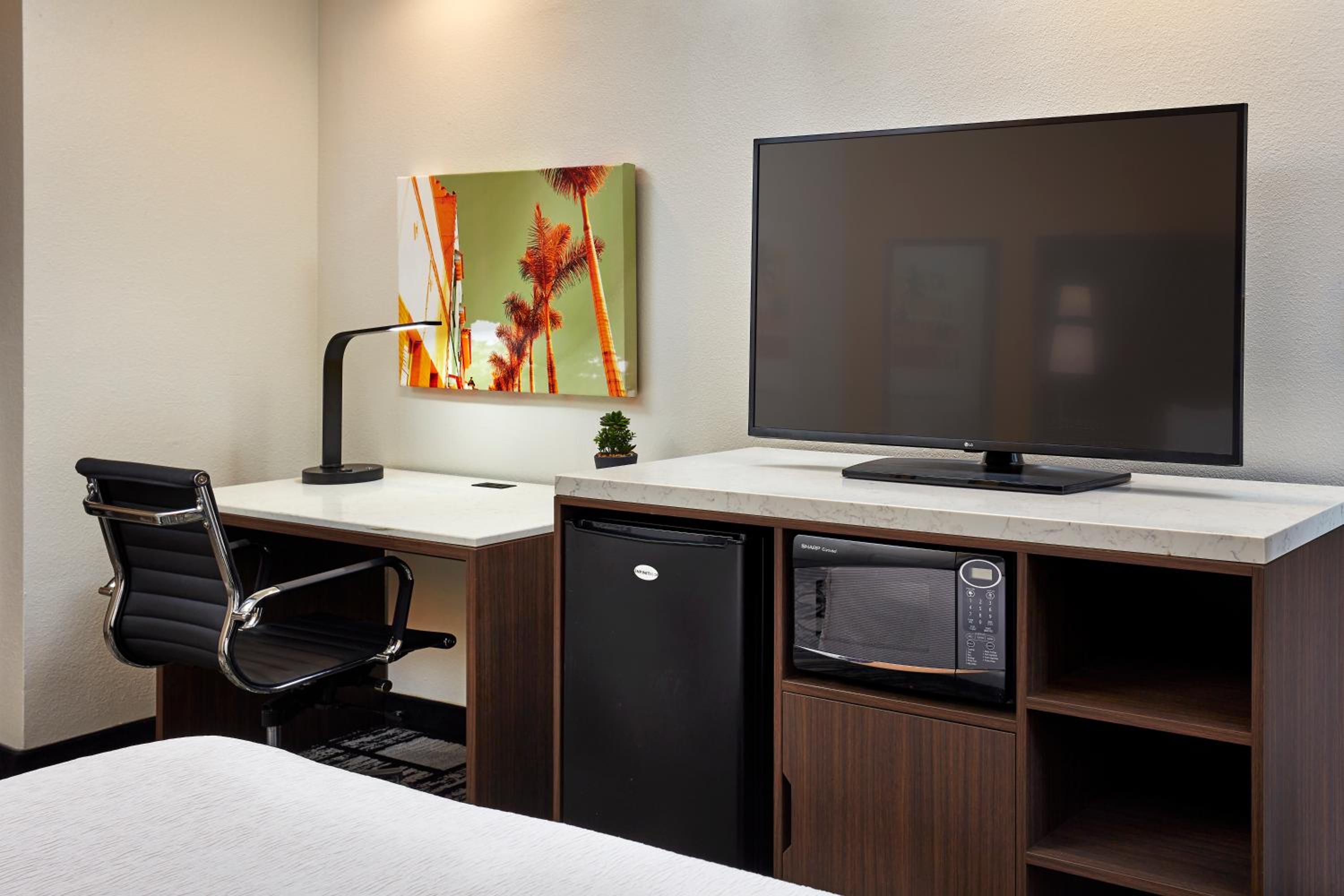 King Room - Non-Smoking - Photo 6