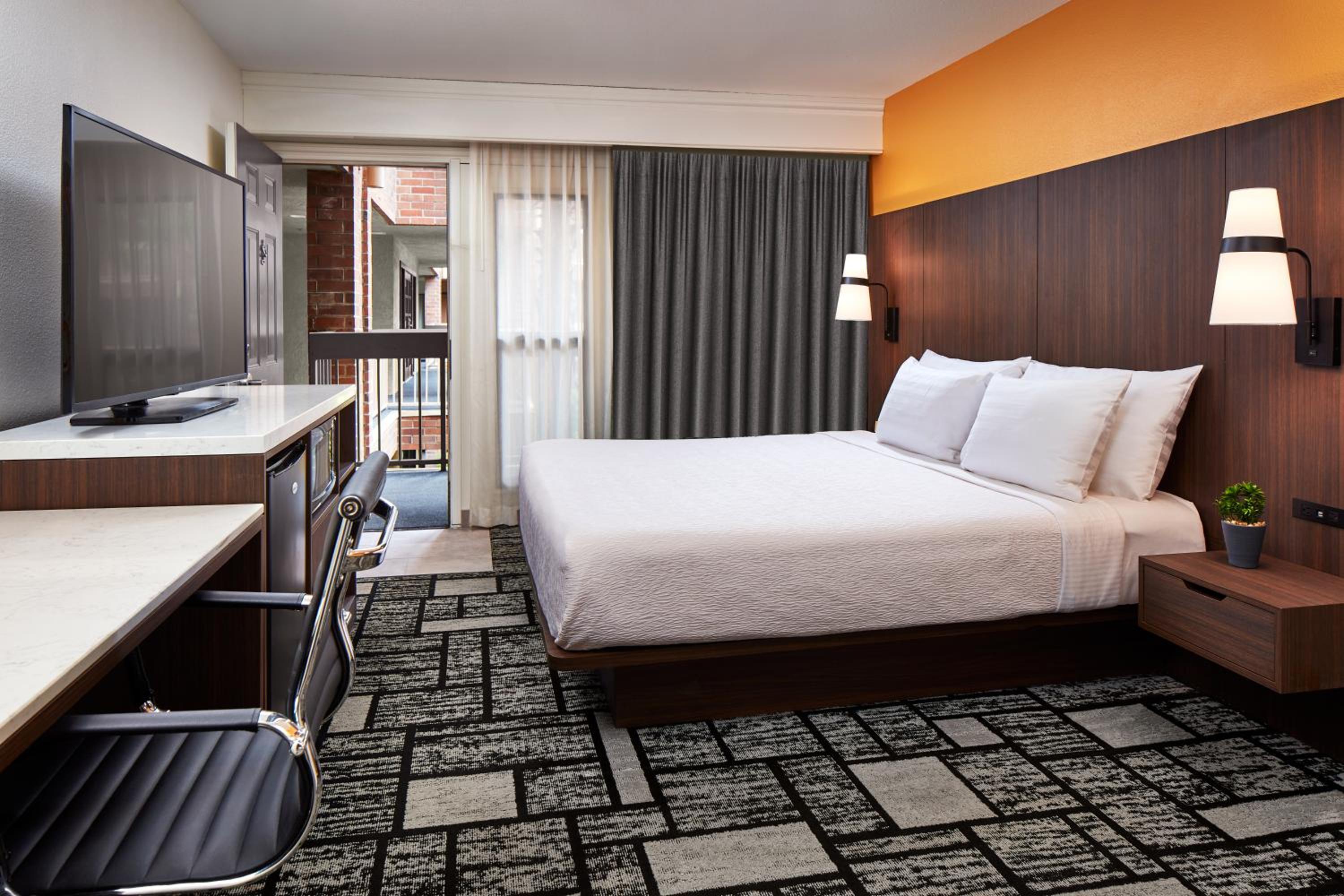 King Room - Non-Smoking - Photo 4