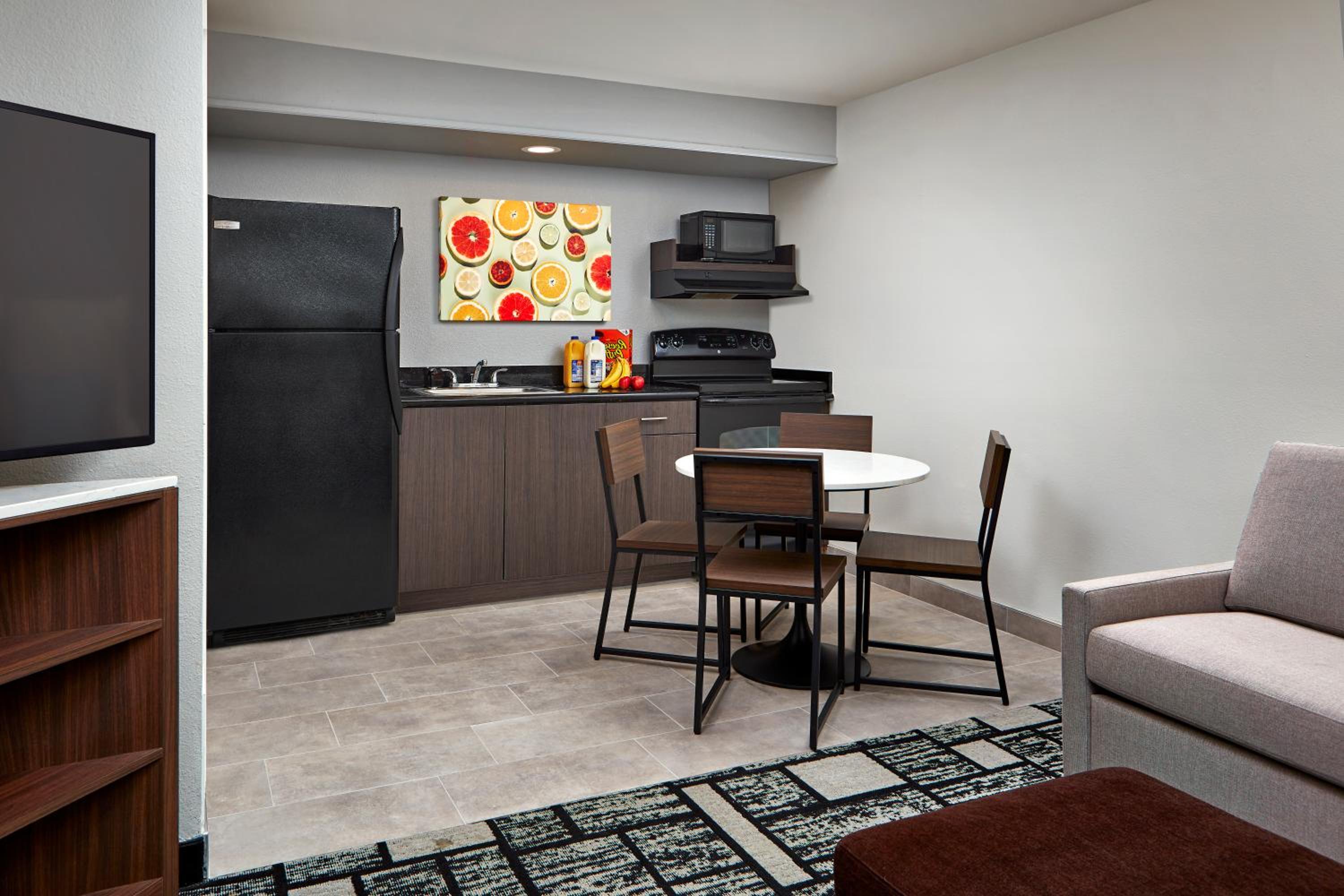 King Suite With Kitchen - Photo 4