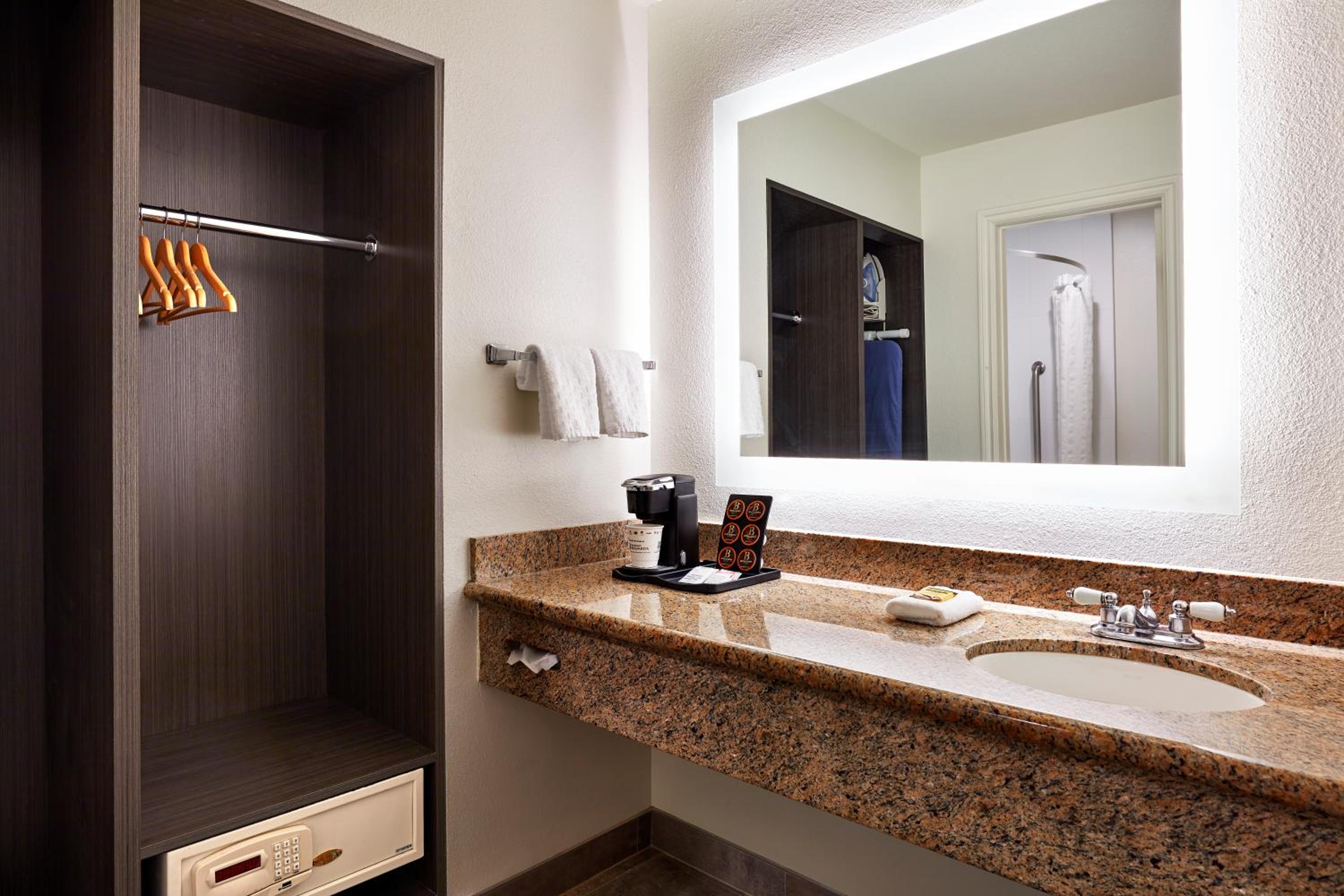 King Suite With Kitchen - Photo 9