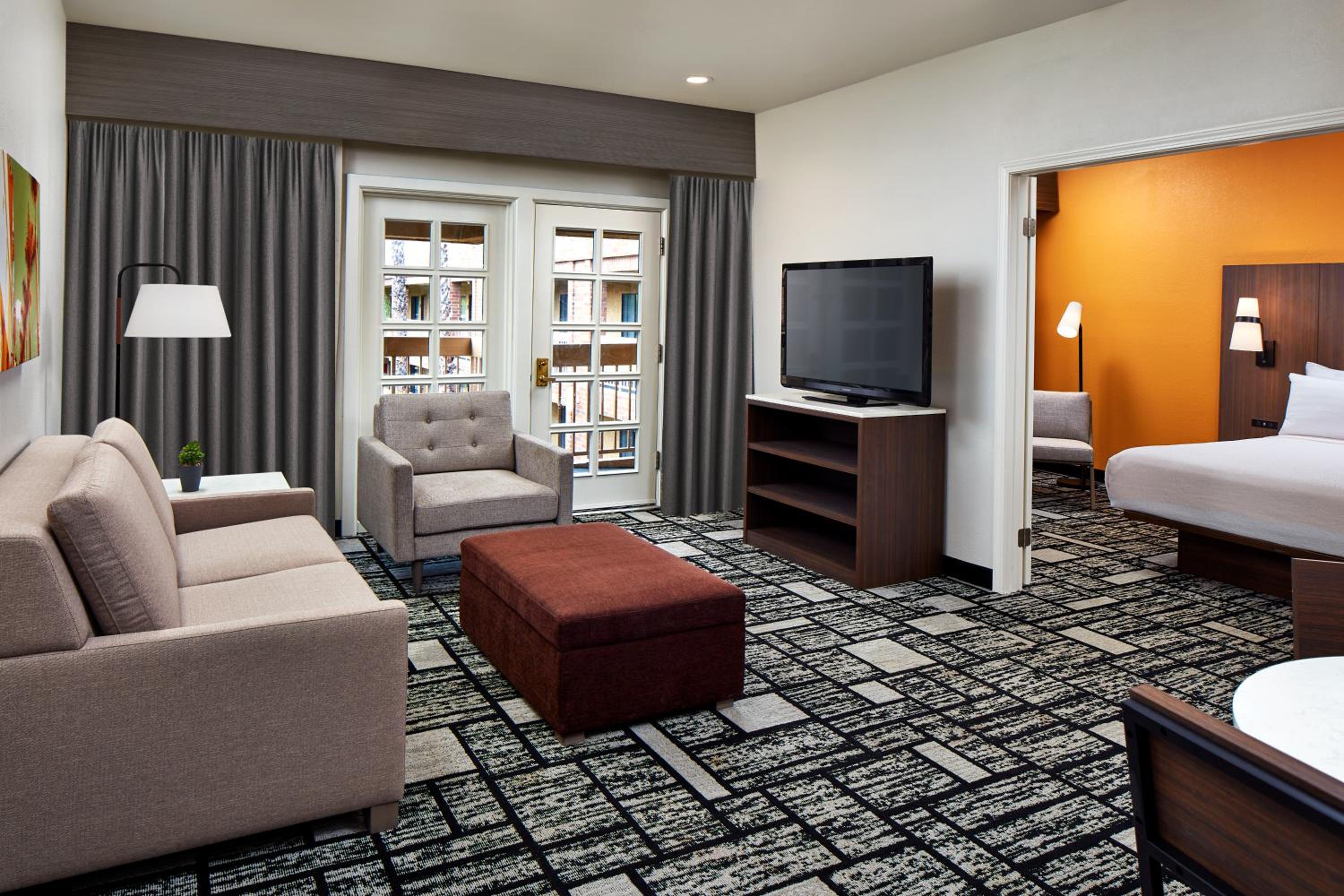 Larger King Room with Spa Bath and Wet Bar - Non-Smoking - Photo 3