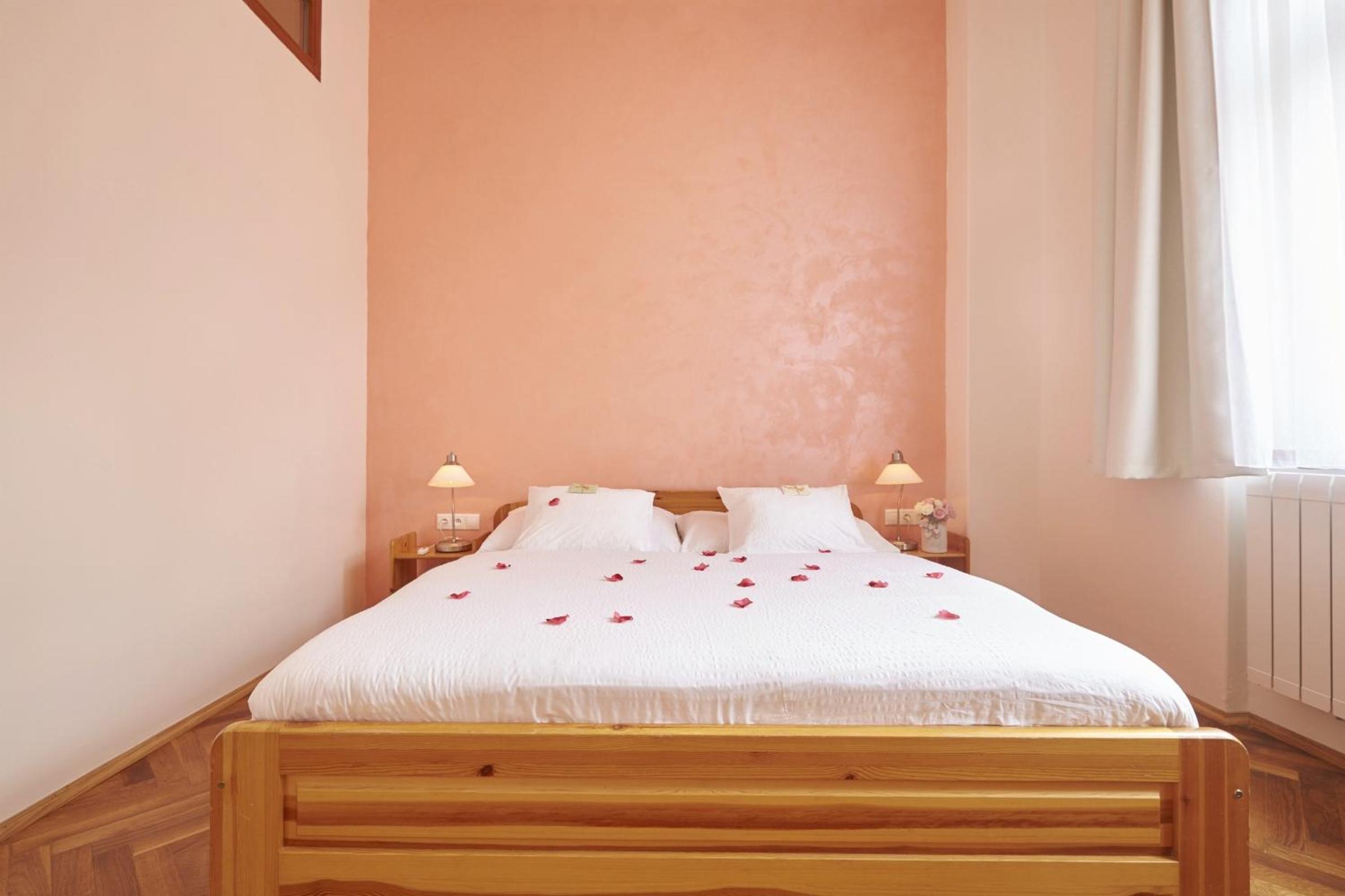 Double Room with Spa Bath and Extra Bed photo 3