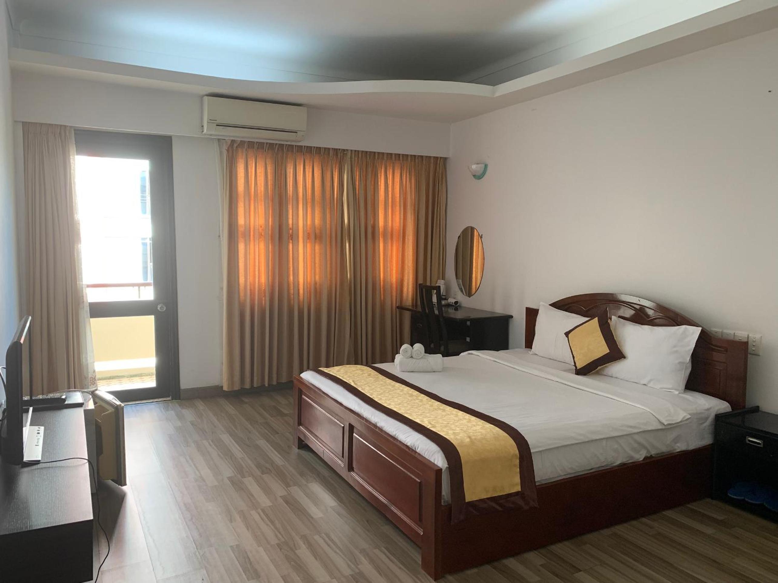 Double Room with Balcony - Photo 8