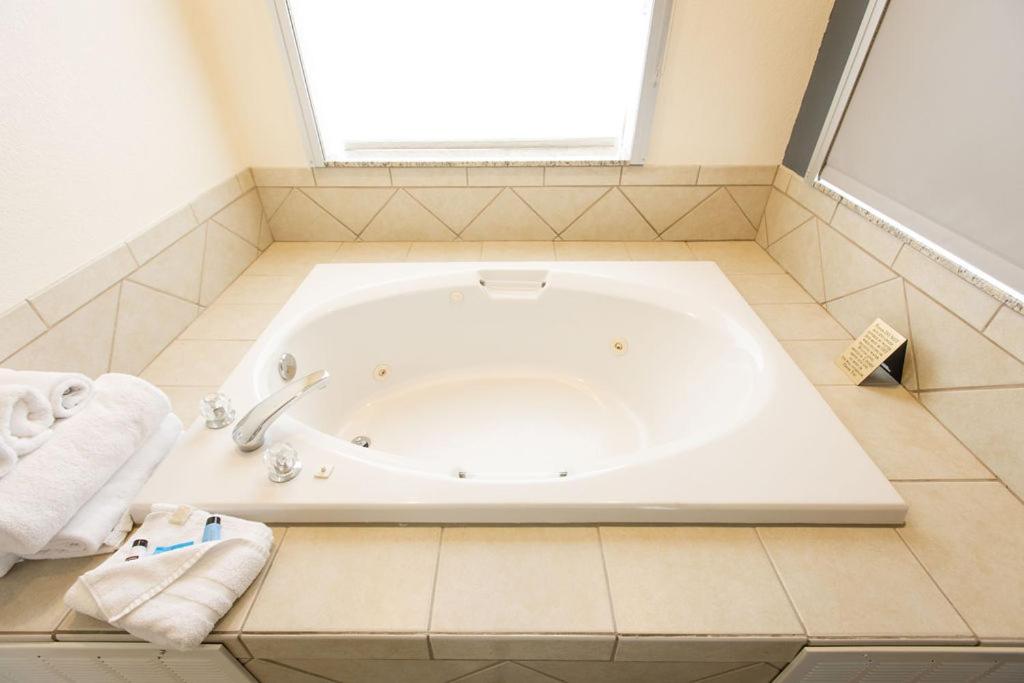 King Room with Spa Bath - Photo 8