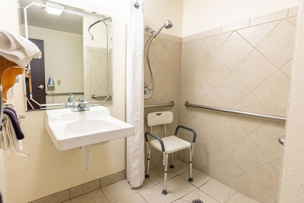 King Room - Disability Access - Photo 4