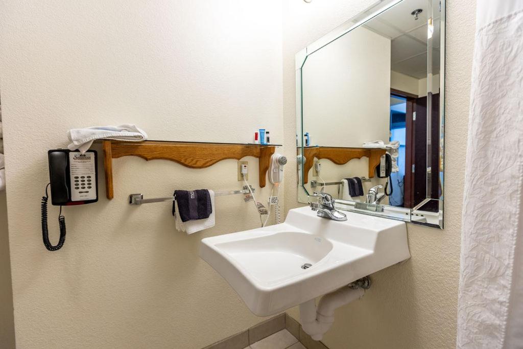 King Room - Disability Access - Photo 7