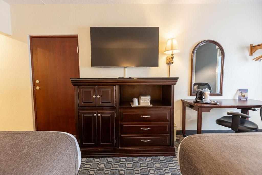 Queen Room with Two Queen Beds - Photo 10