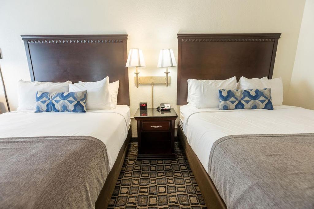 Queen Room with Two Queen Beds - Photo 12