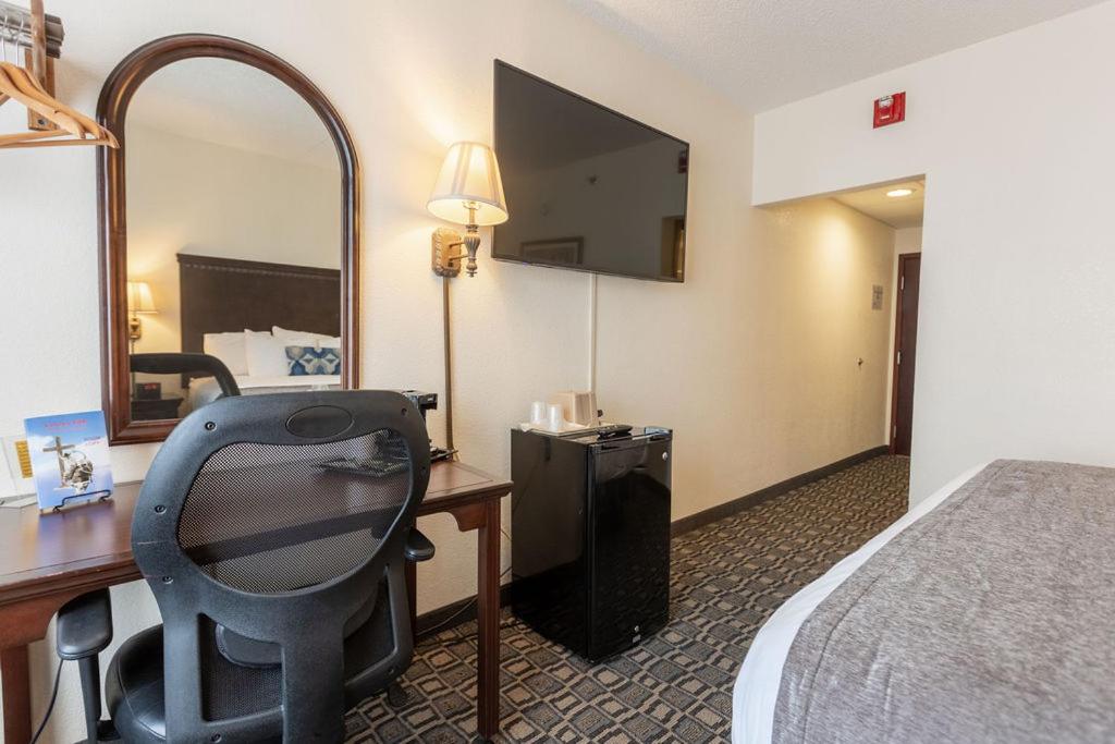 Queen Room with Two Queen Beds - Photo 6